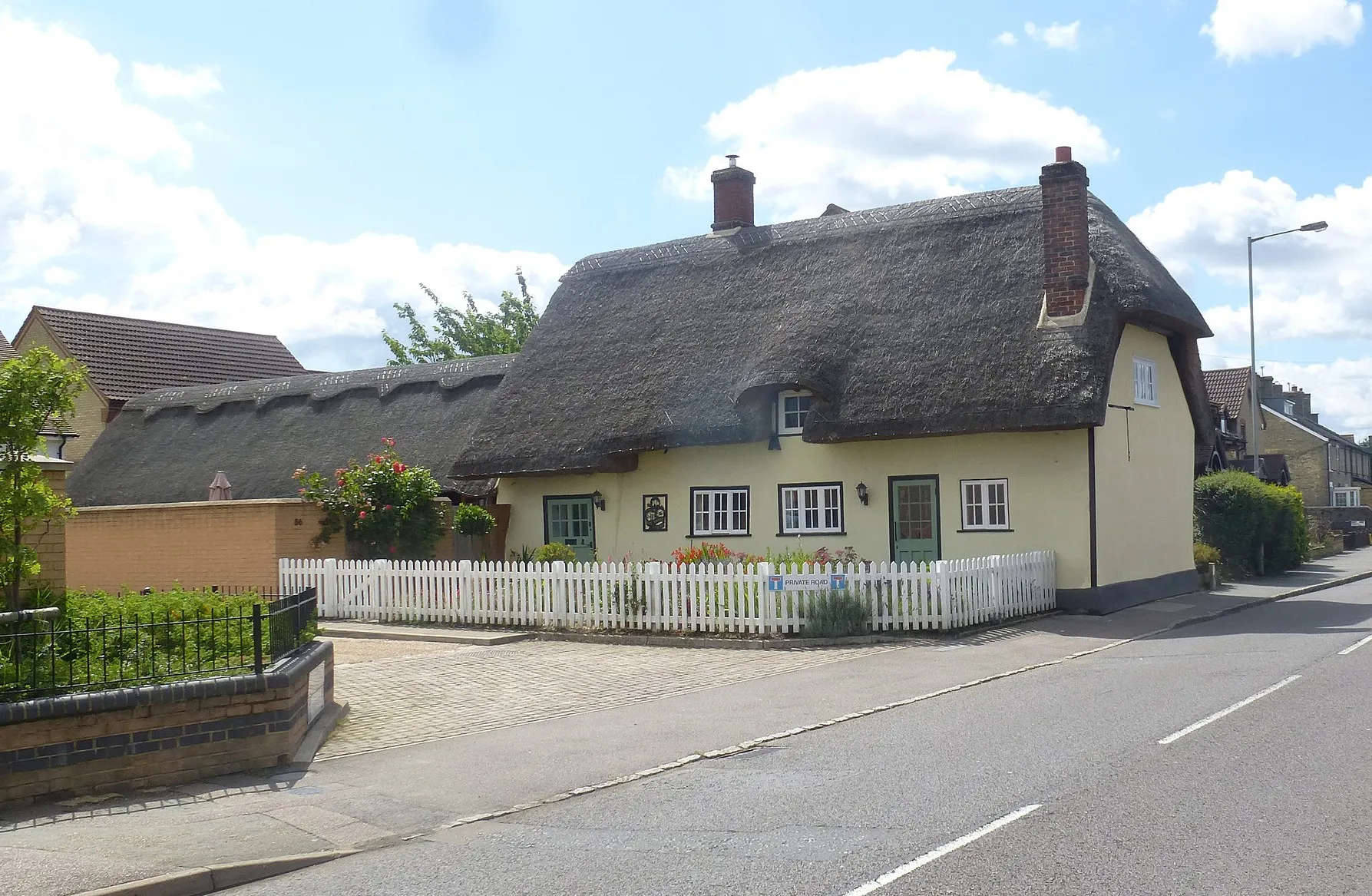 Photo showing: Thatched cottages, Arlesey