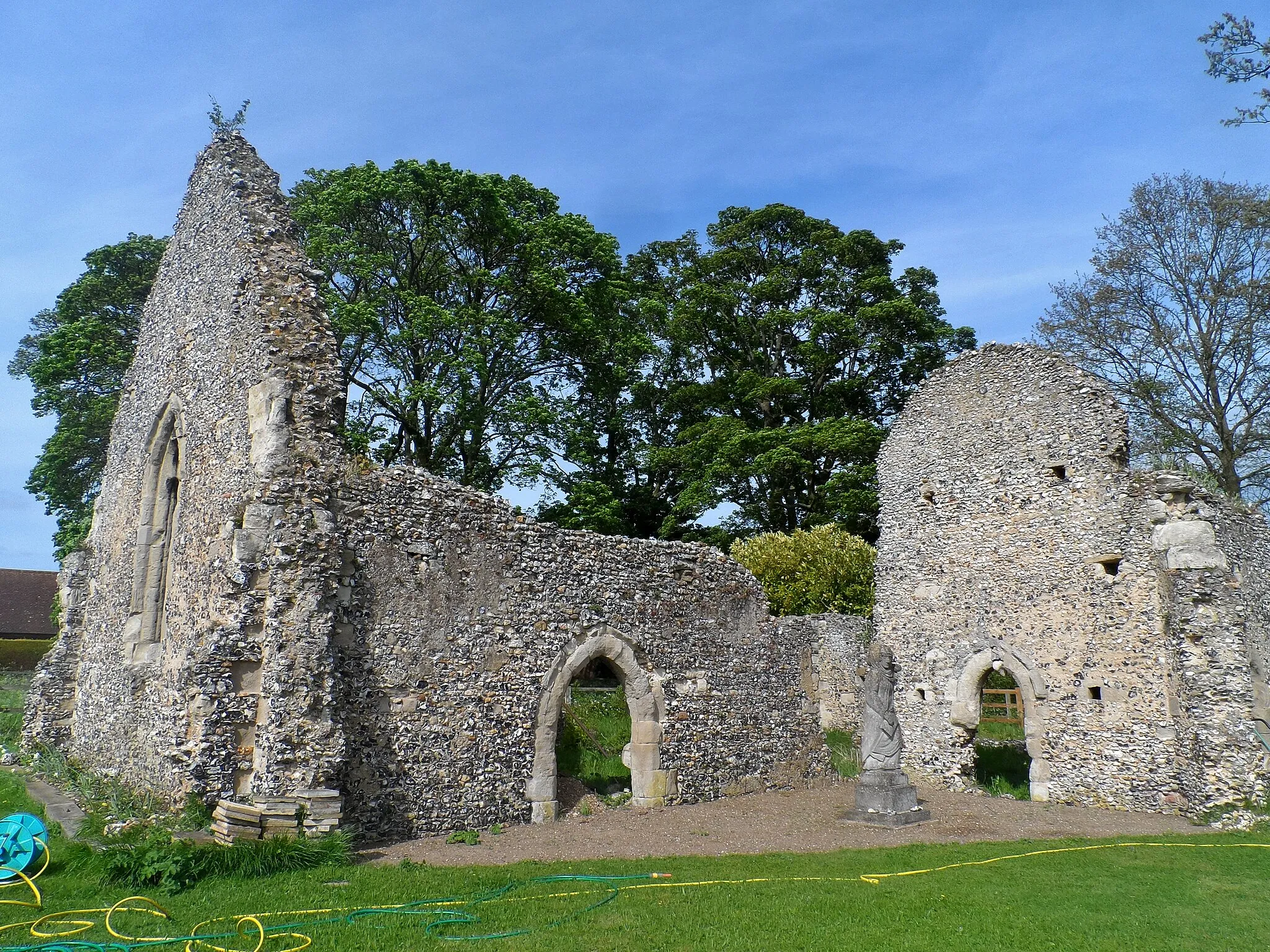 Photo showing: The ruin of St Etheldreda's, a medieval church at Chesfield, Hertfordshire. The statue is modern