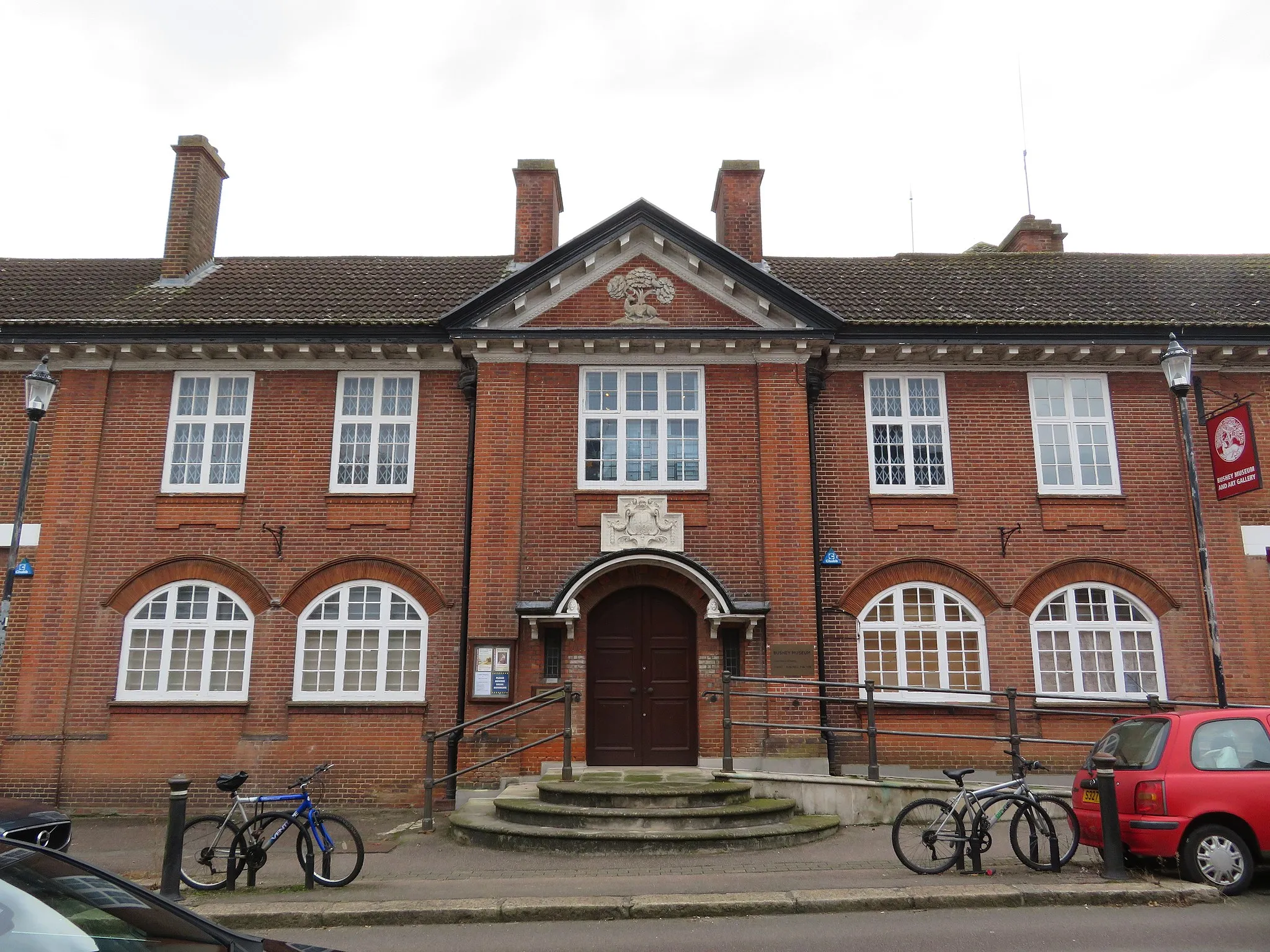 Photo showing: Council offices, built 1909 for Bushey Urban District Council, passed to Hertsmere District Council on local government reorganisation in 1974. Became Bushey Museum in 1993.