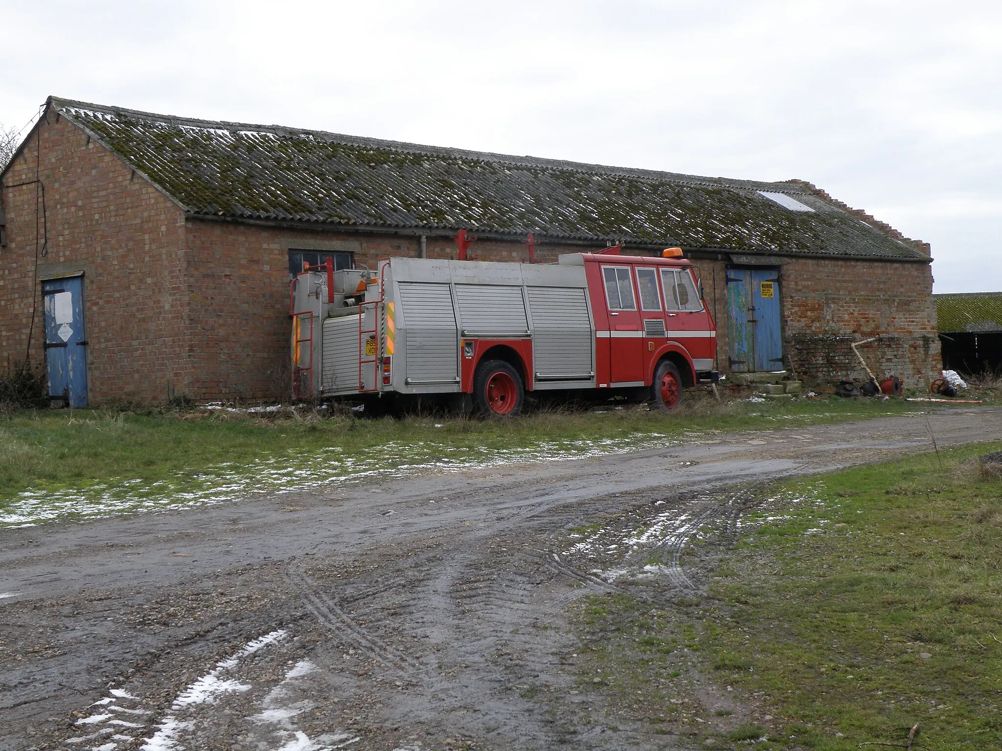 Photo showing: An old fire appliance at Higney Grange