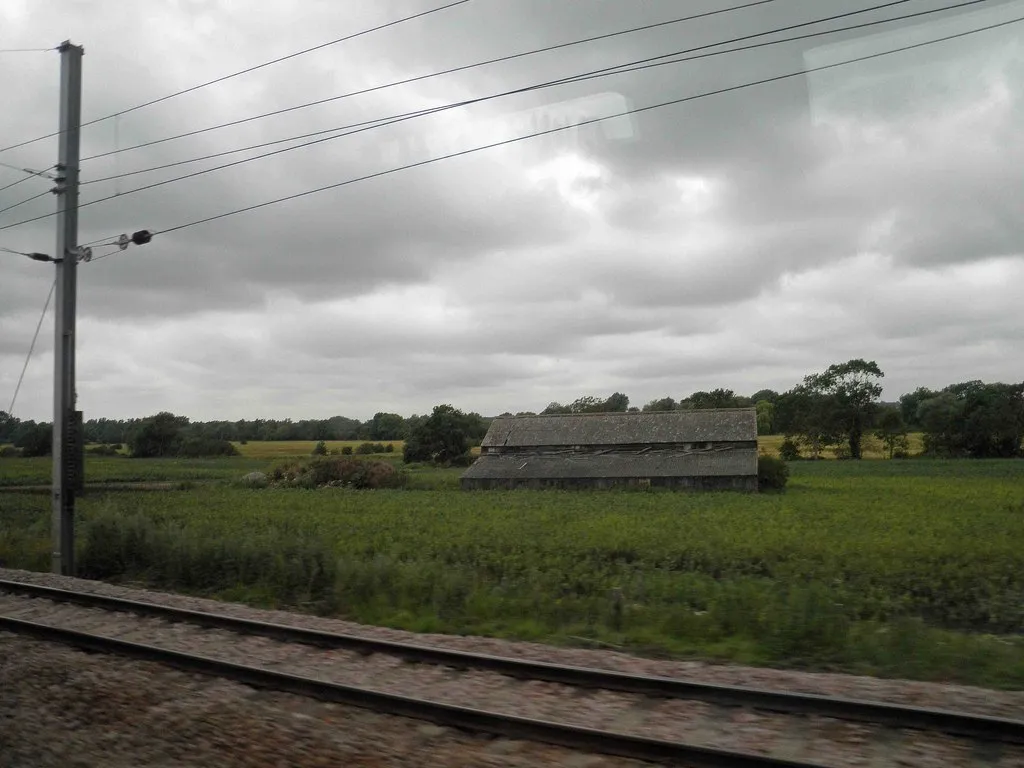 Photo showing: Barn alongside the East Coast Main railway line