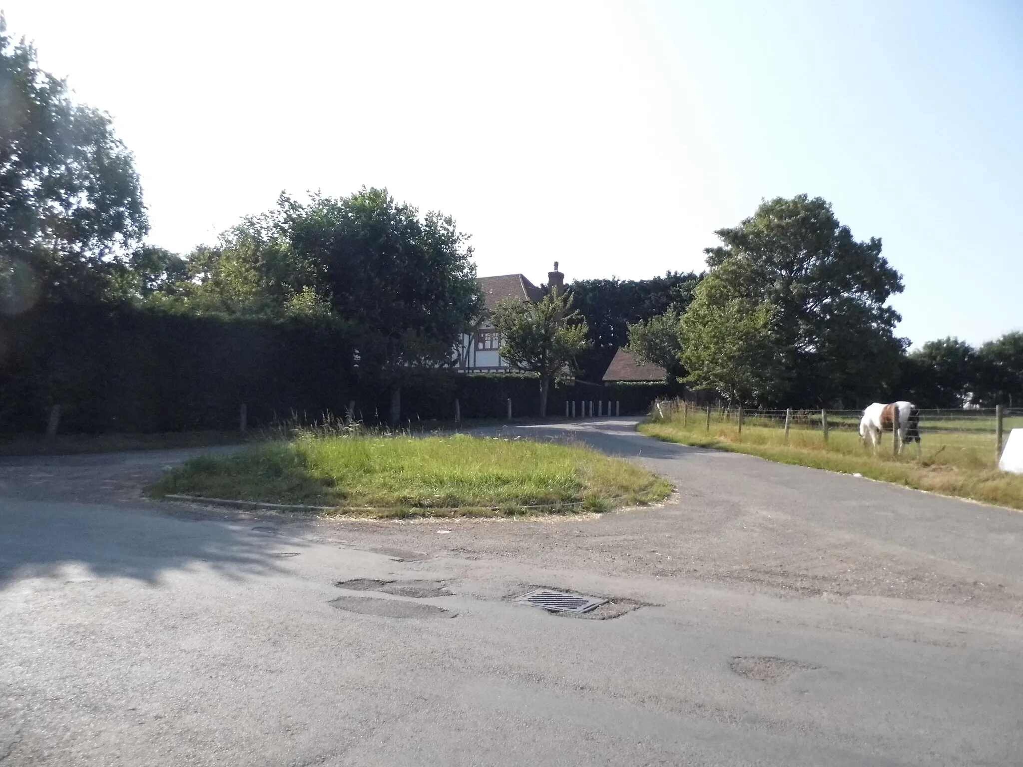 Photo showing: Ash Drive at the junction of Kimpton Bottom