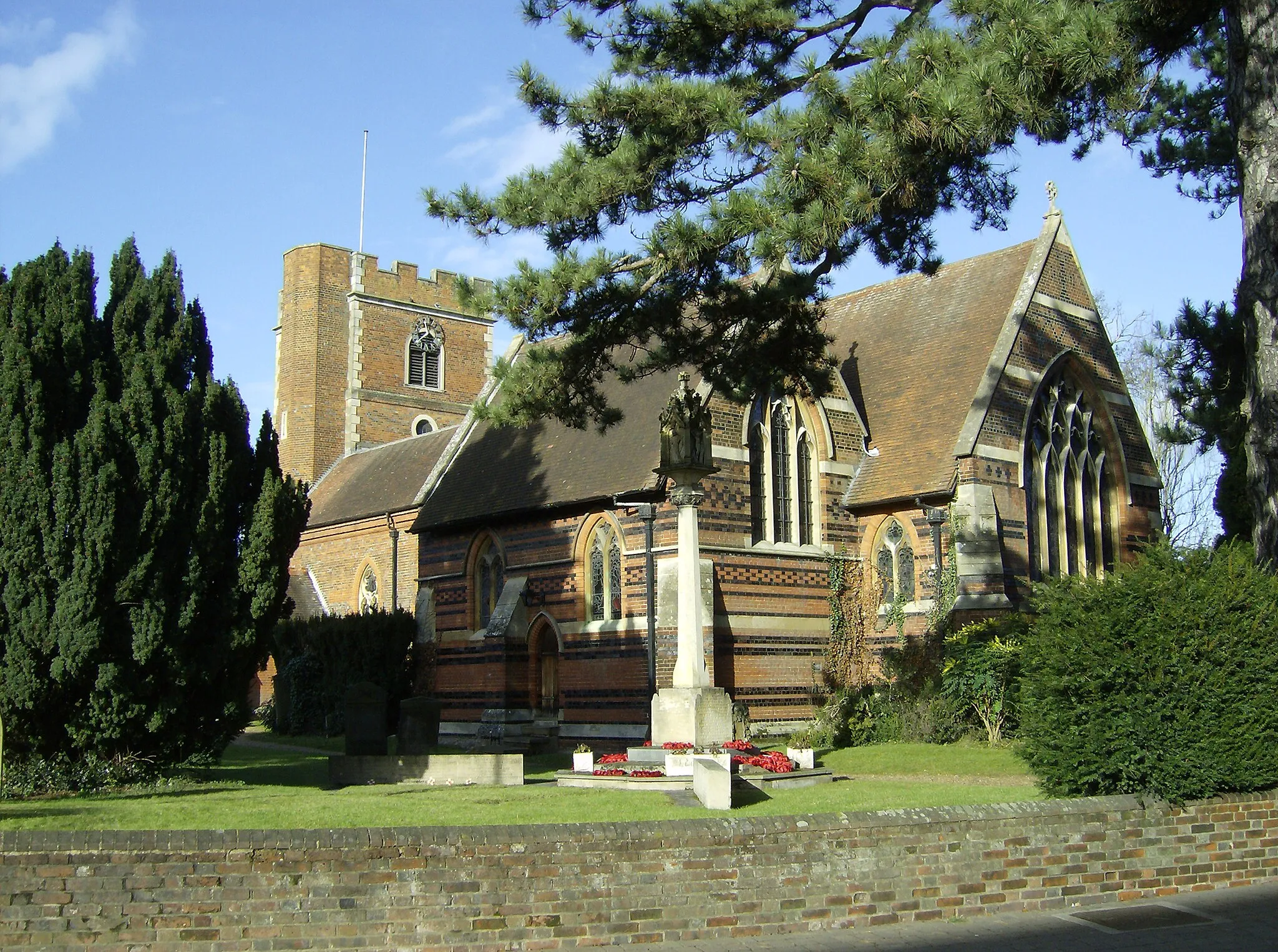 Photo showing: Parish church of Chalfont St Peter, Buckinghamshire, England, seen from the southeast