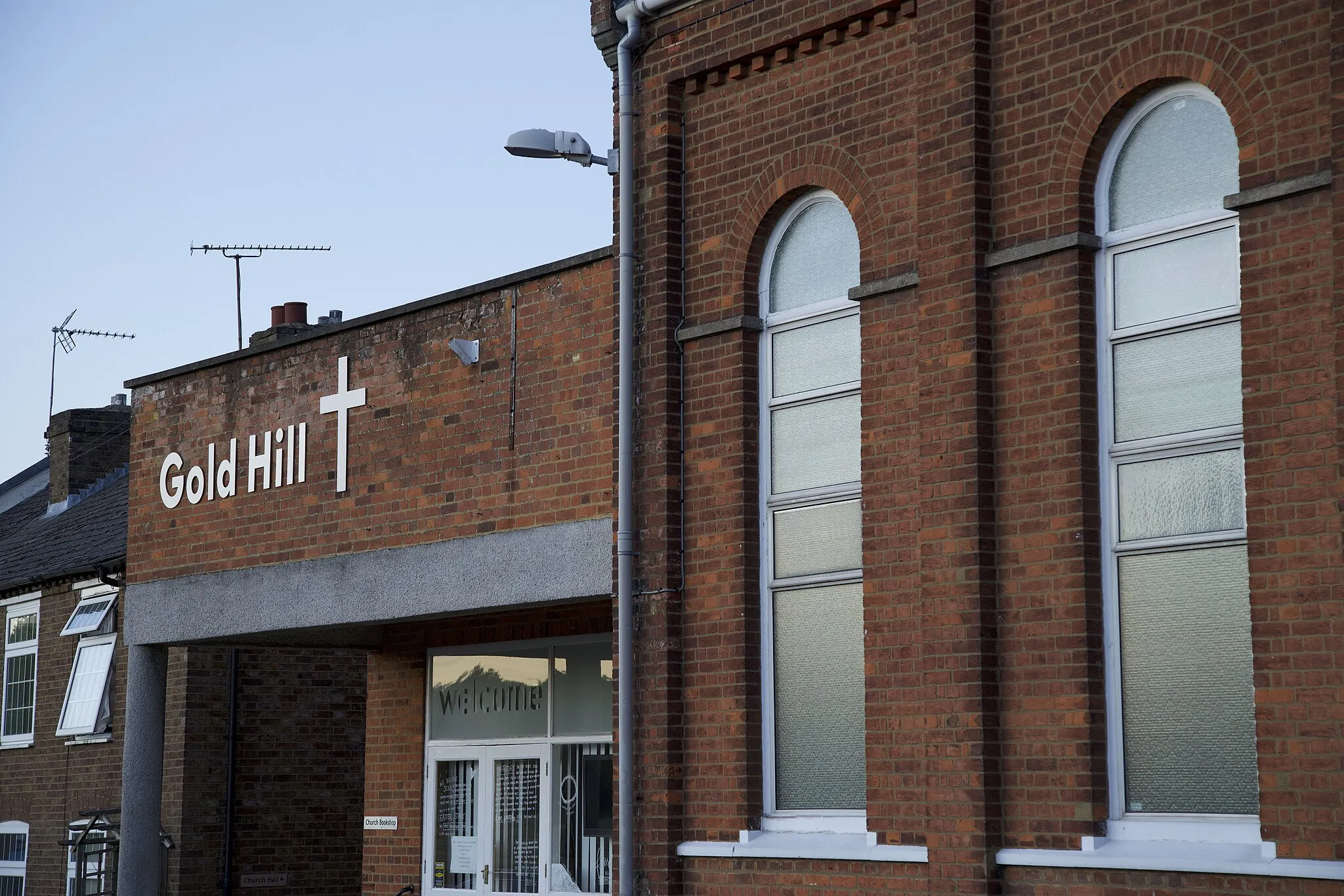 Photo showing: A photo of Gold Hill Baptist Church in Chalfont St Peter. Taken in the late evening in May 2020.