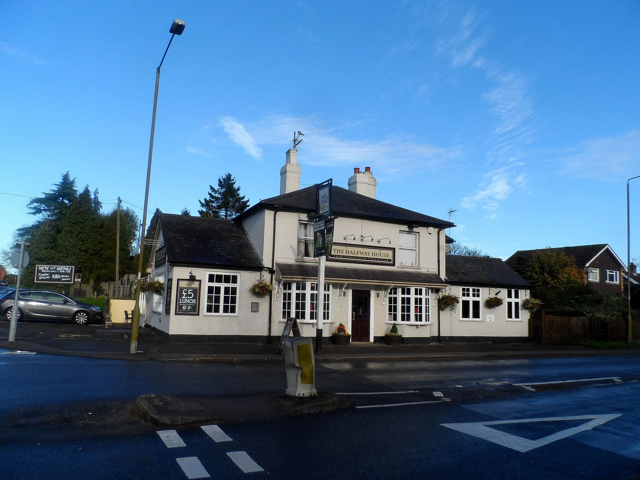 Photo showing: The Halfway House pub, Bovingdon