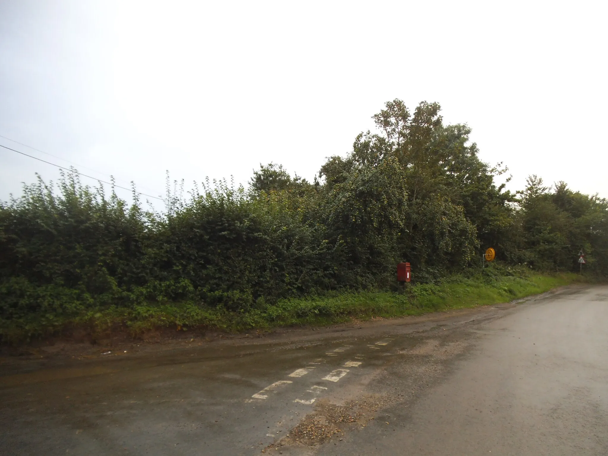 Photo showing: Bedmond Lane at the junction of Sergehill Lane