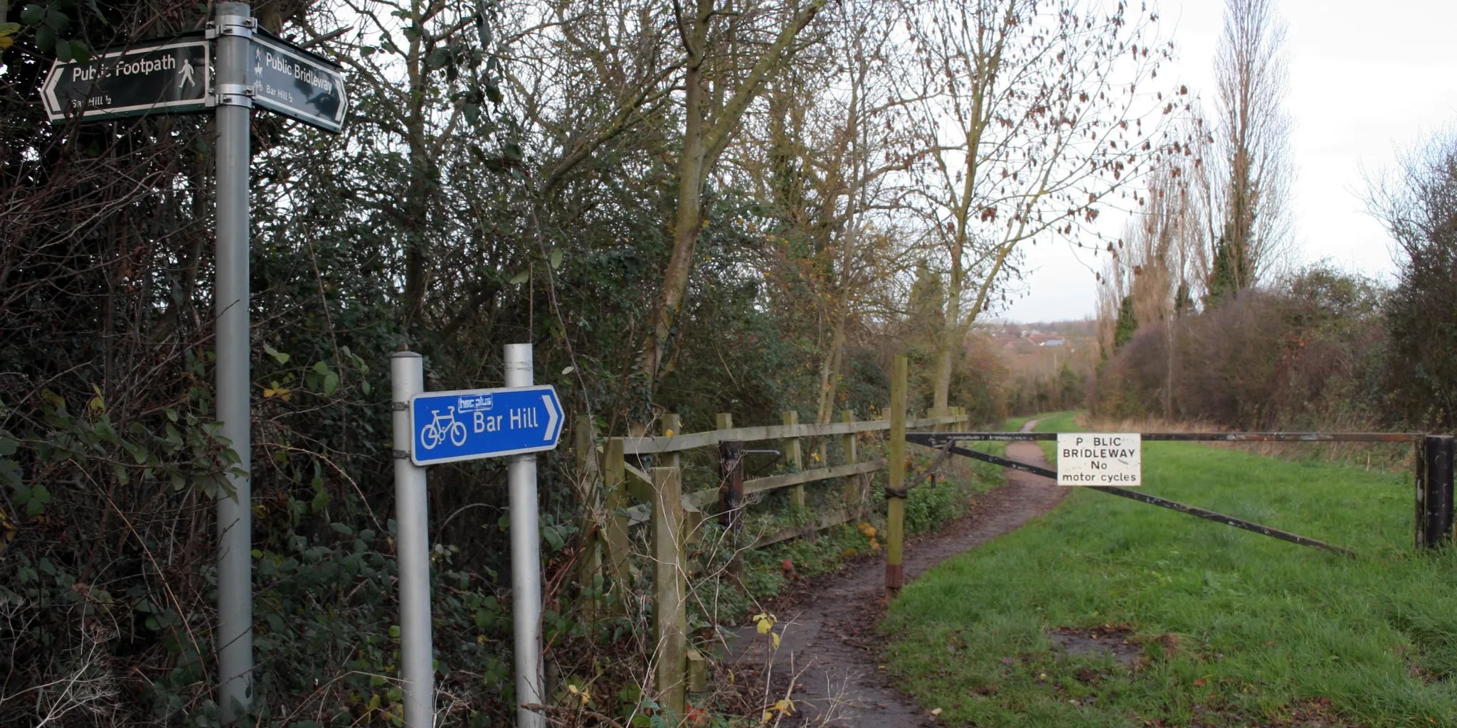 Photo showing: Dry Drayton entrance to The Drift in December 2013.