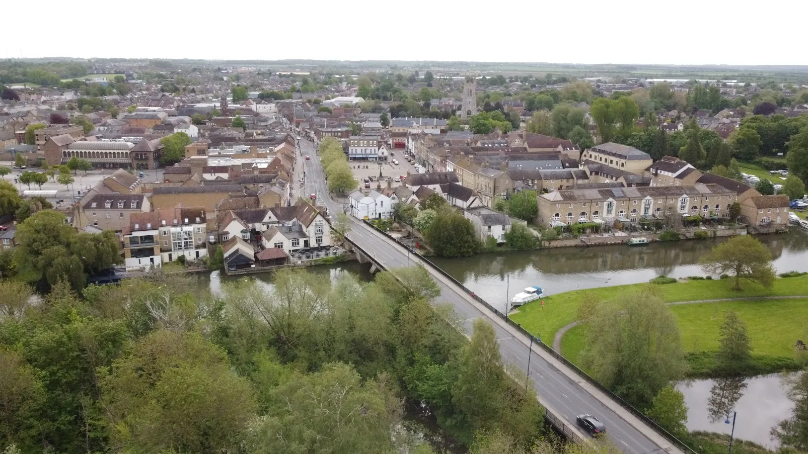 Photo showing: An aerial view of part of St Neots, England. The view is WNW and shows St Neots bridge foreground, the Bridge Hotel left, the Market Place upper centre, and the parish church right upper centre