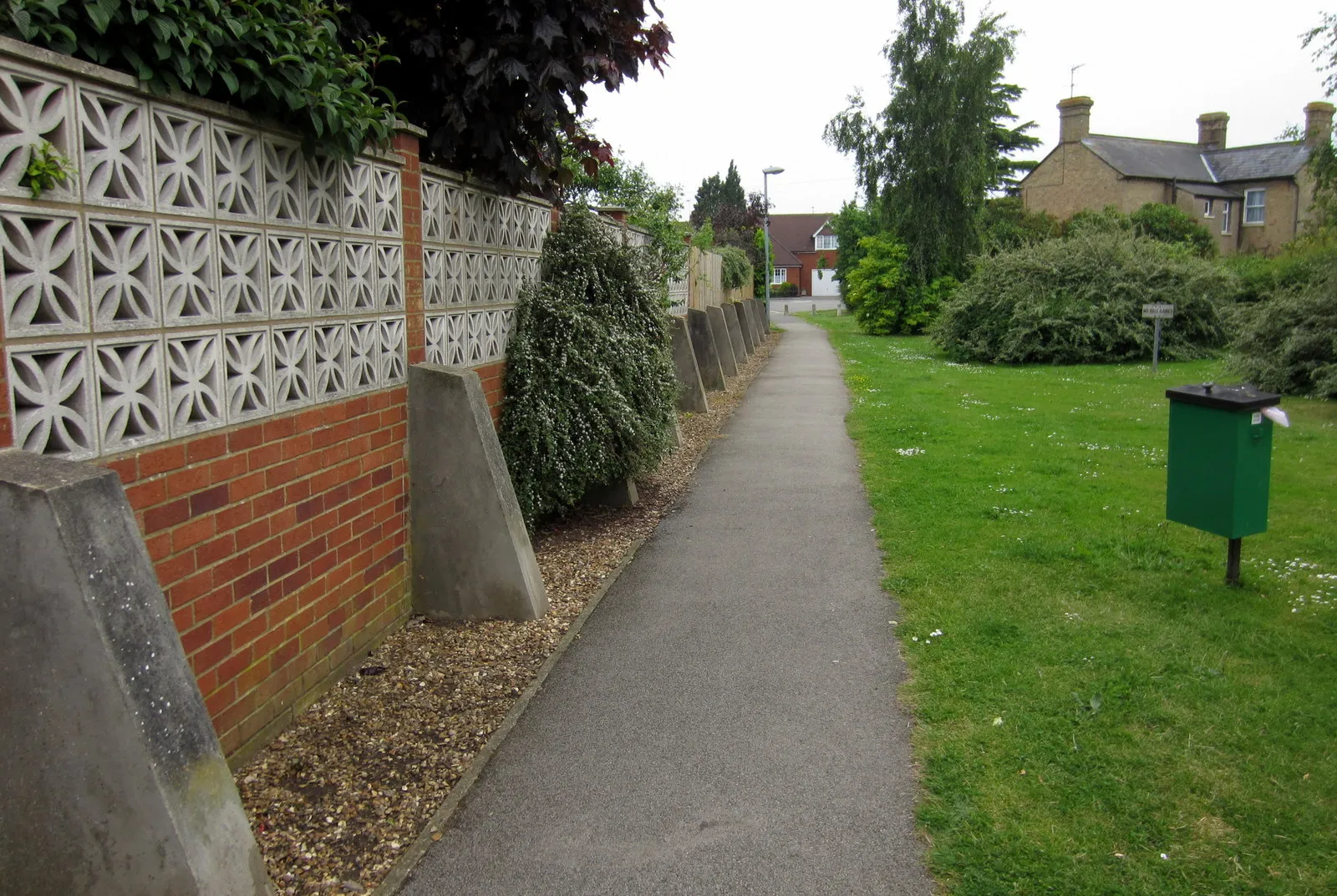 Photo showing: Path to Church Road