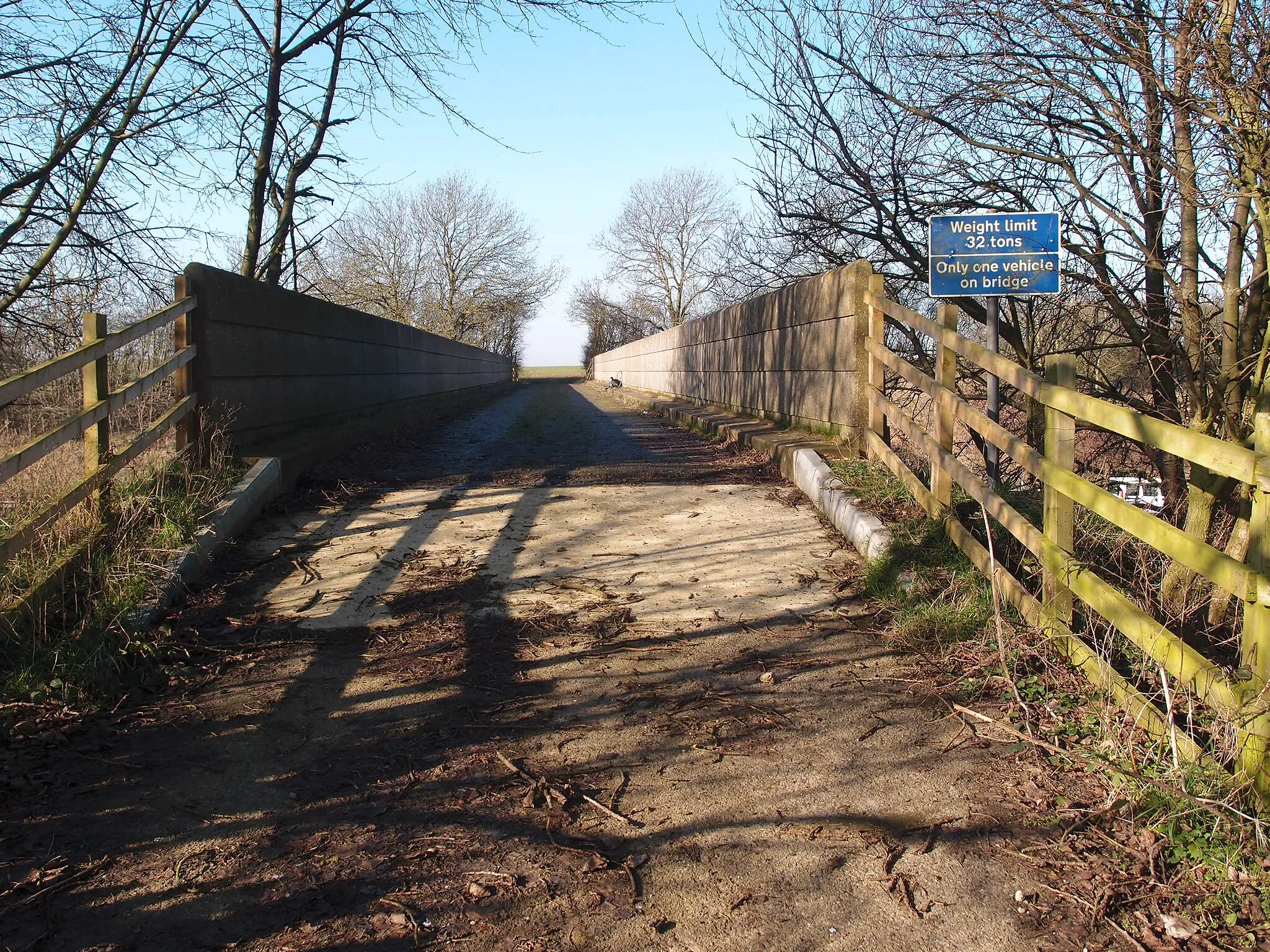 Photo showing: Access bridge over the M1