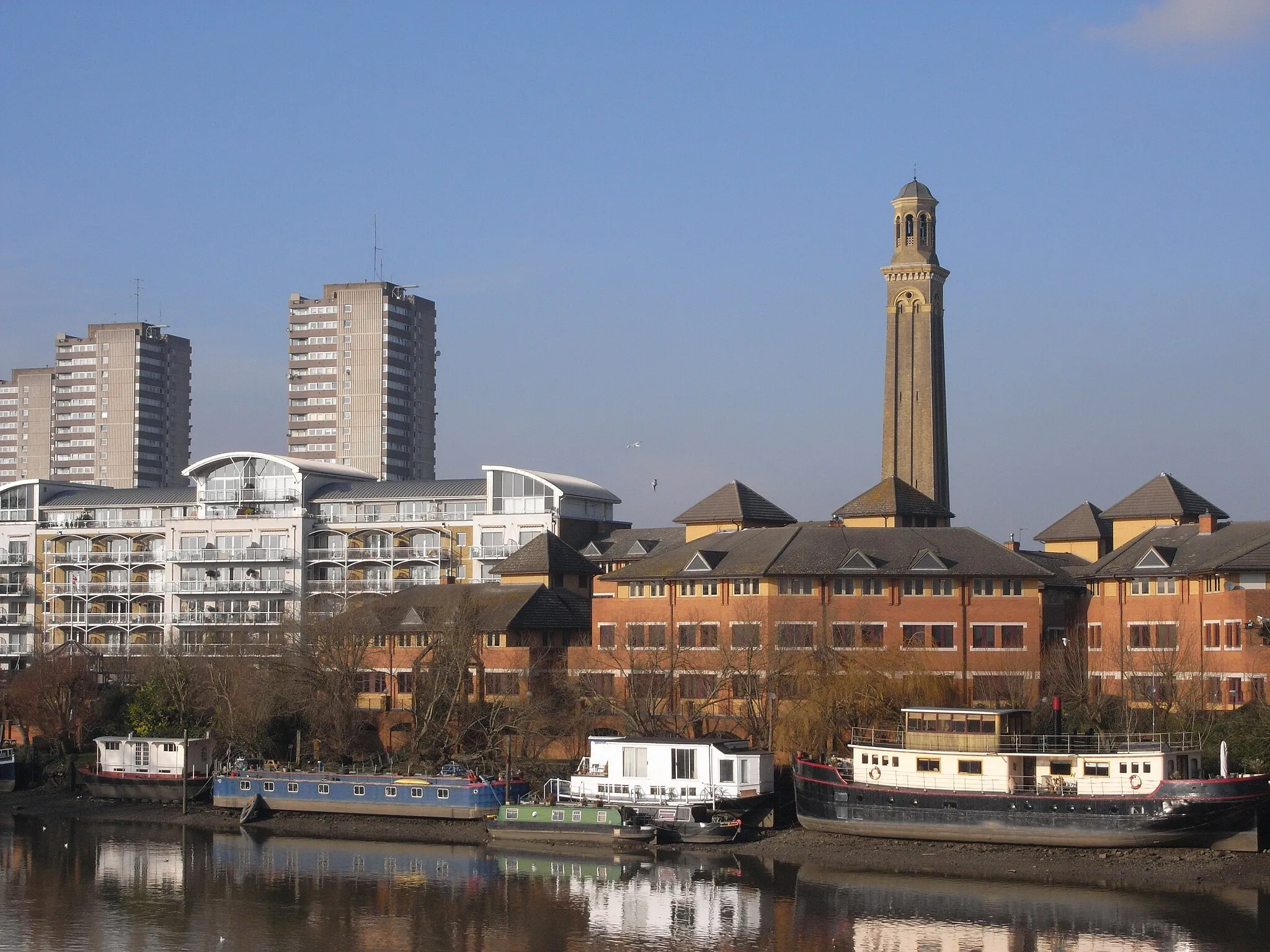 Photo showing: Brentford skyline from Kew Bridge. The prominent tower is the Standpipe Tower at Kew Bridge Steam Museum.