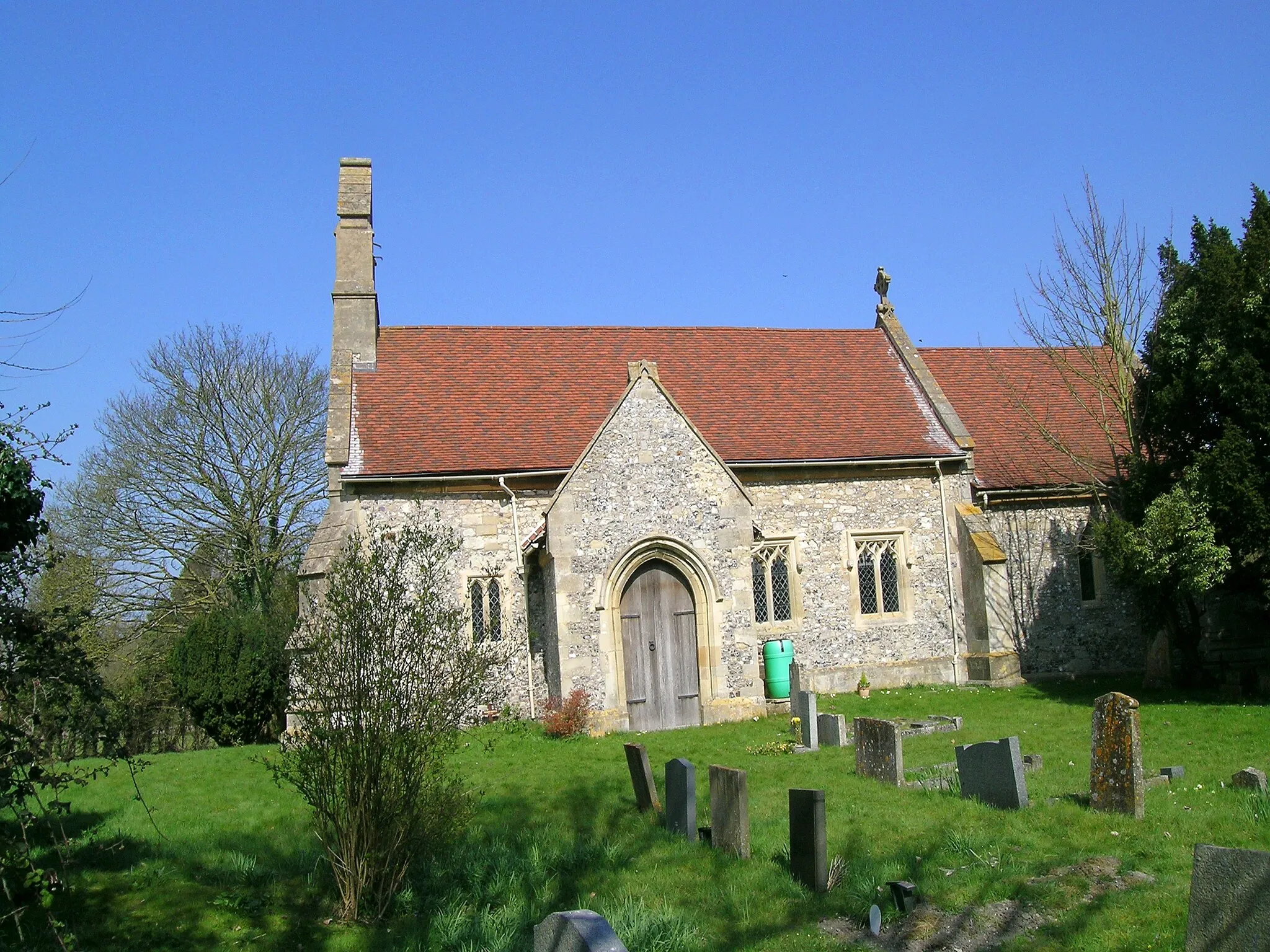Photo showing: All Saints Church, Little Kimble, Buckinghamshire, England (now in parish of Great & Little Kimble) seen from the south, (Mostly 13th & 14th century)