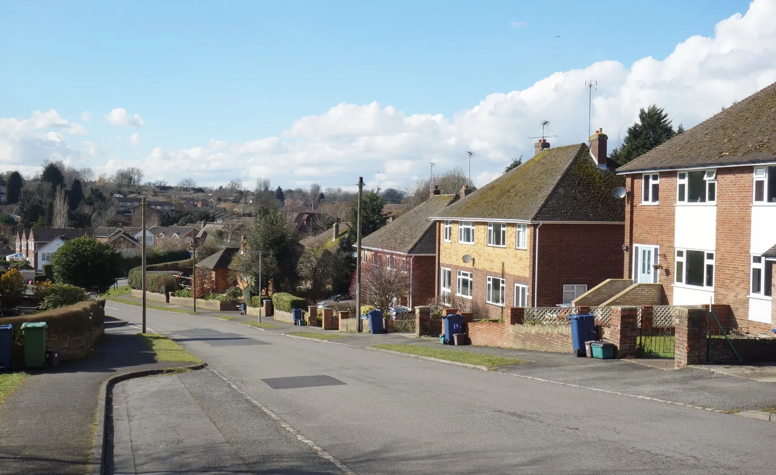 Photo showing: Brackley Road, Holmer Green