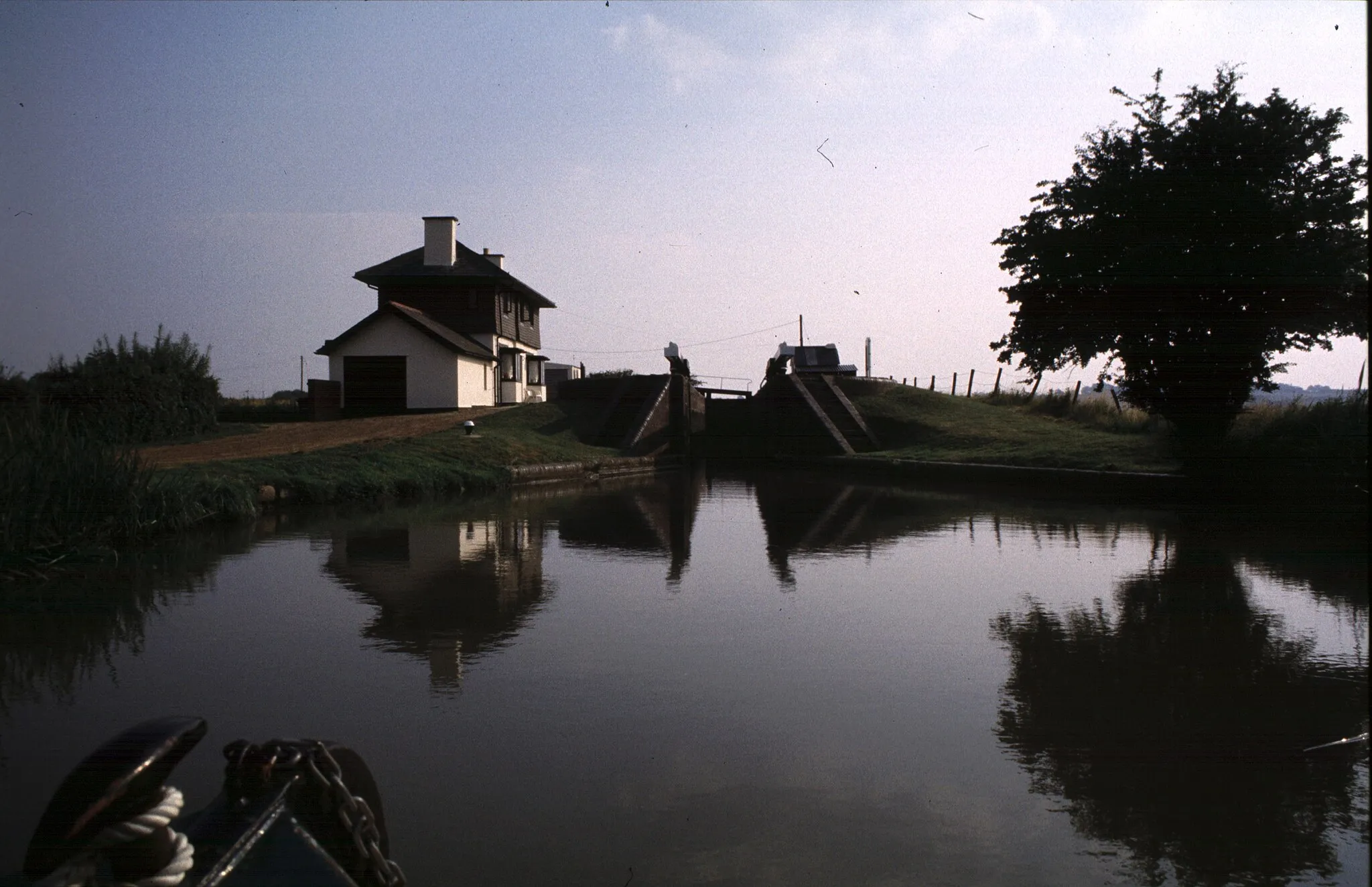 Photo showing: Approaching Rothersthorpe Top Lock