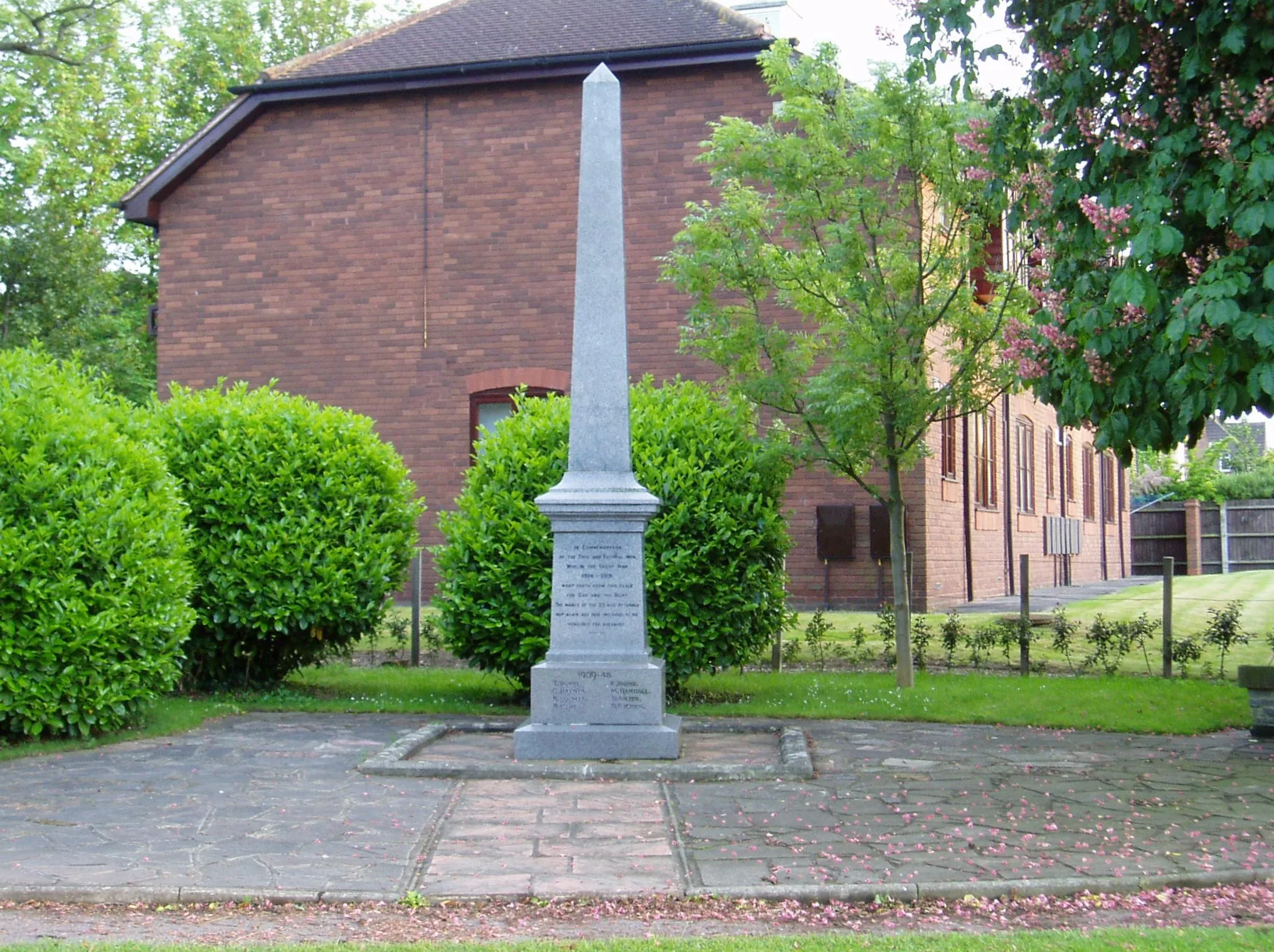 Photo showing: A photograph of the Barton-le-Clay War Memorial.