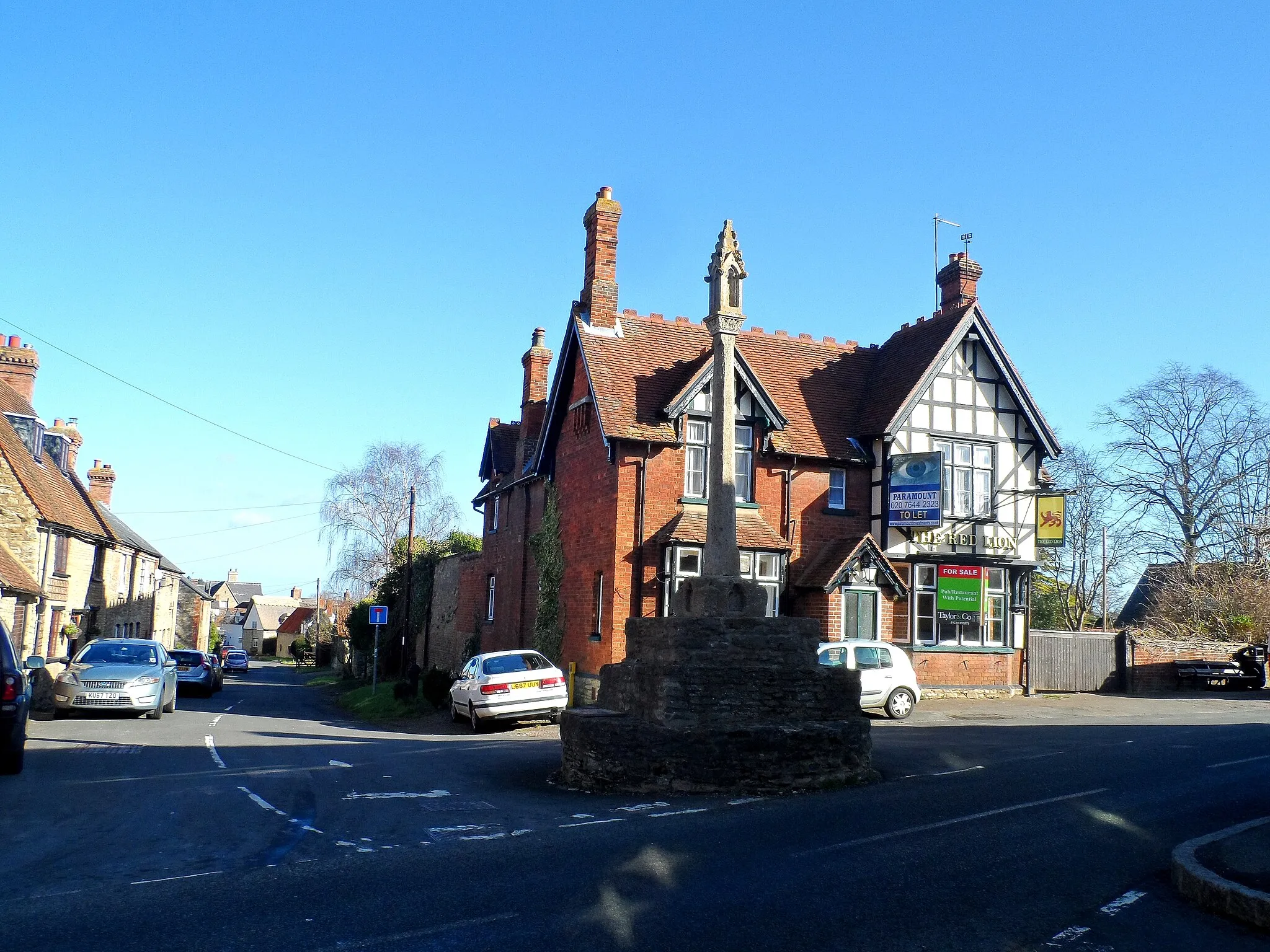 Photo showing: Cross and Red Lion pub, Stevington