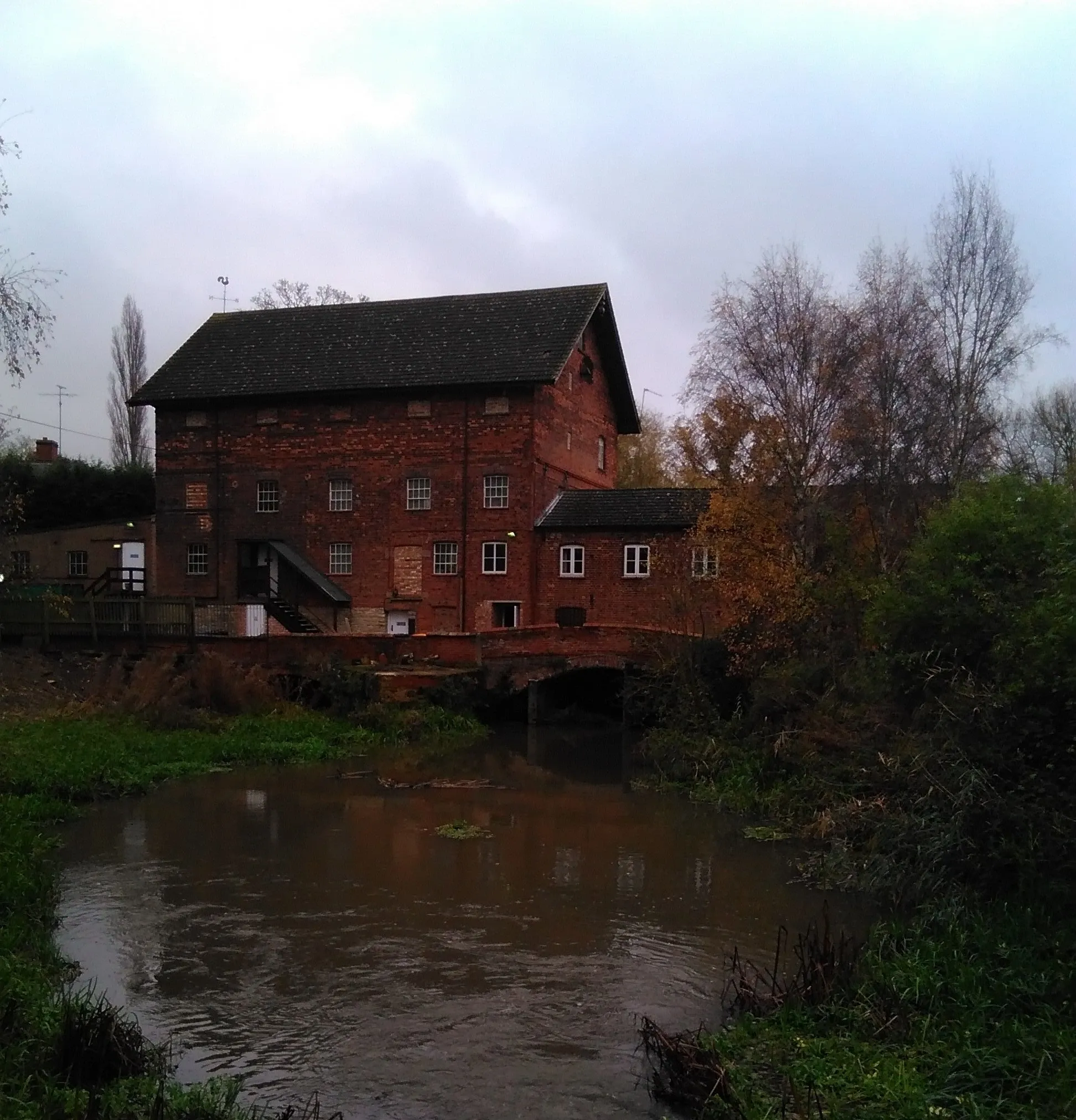 Photo showing: Sharnbrook Mill theatre right by the River Great Ouse