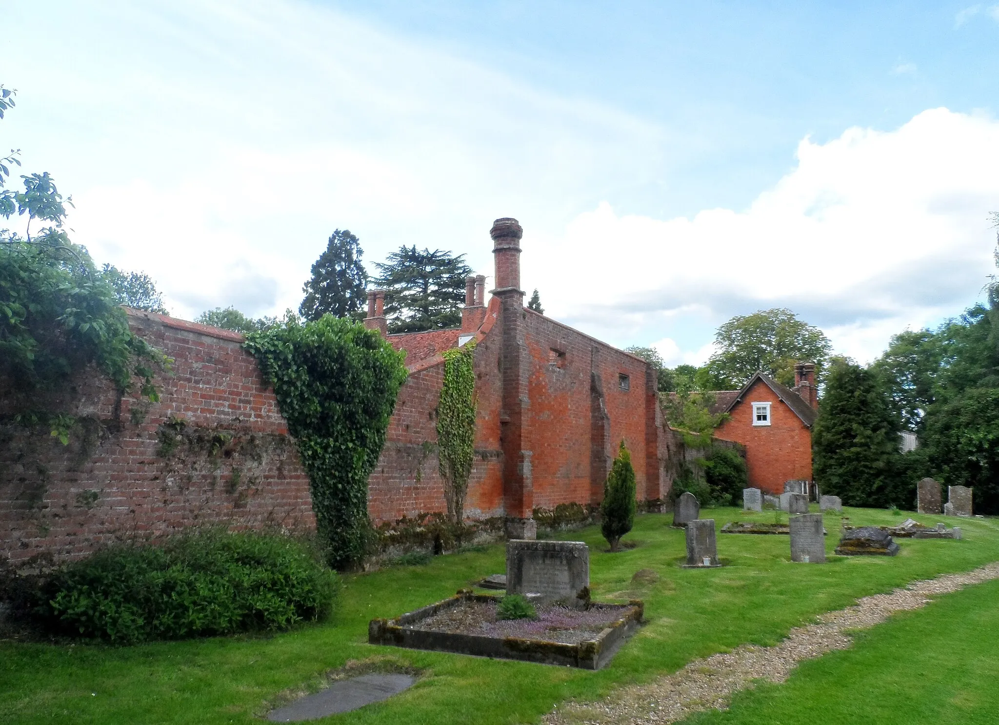 Photo showing: Wall of manor house and churchyard, Pertenhall