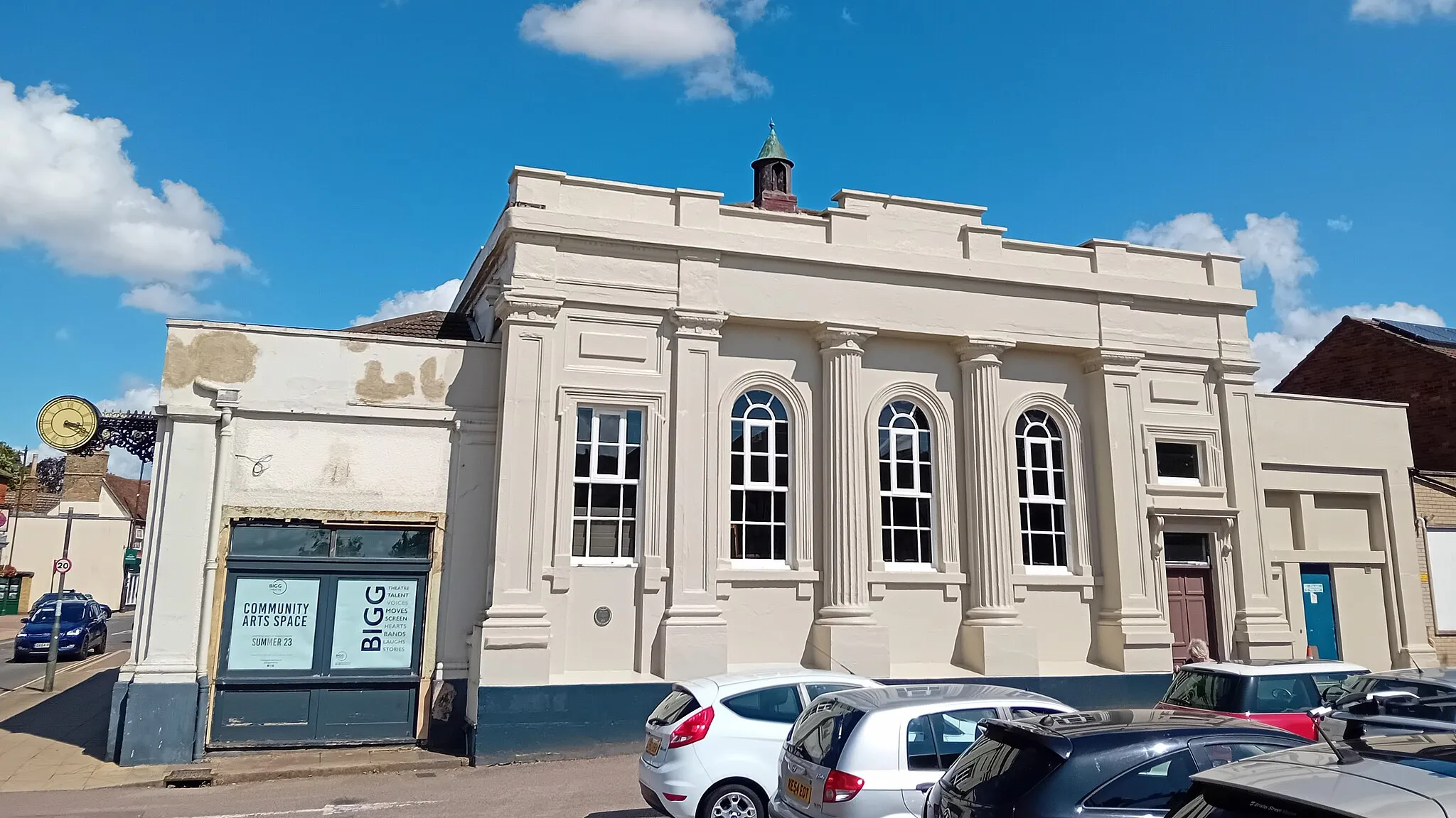 Photo showing: Town Hall, built 1844. Use as town hall ceased in 1922, and since used for various commercial purposes.