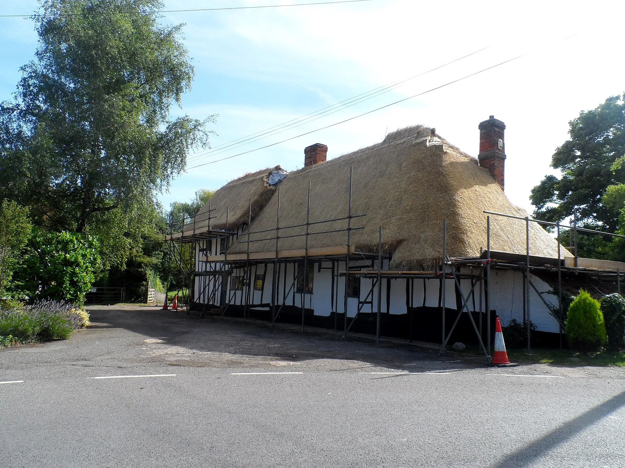 Photo showing: Cottage undergoing re-thatching