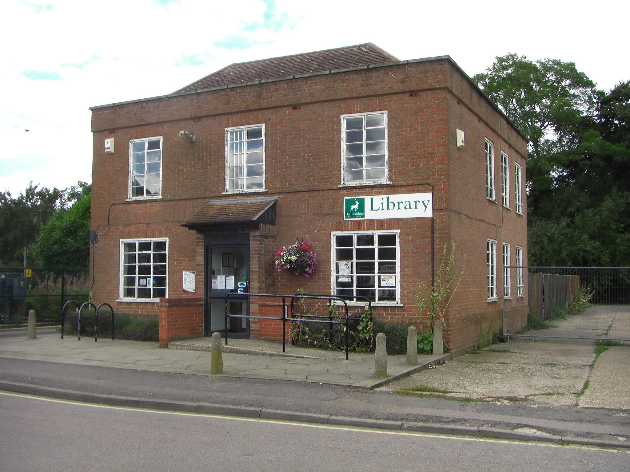Photo showing: Sawbridgeworth library