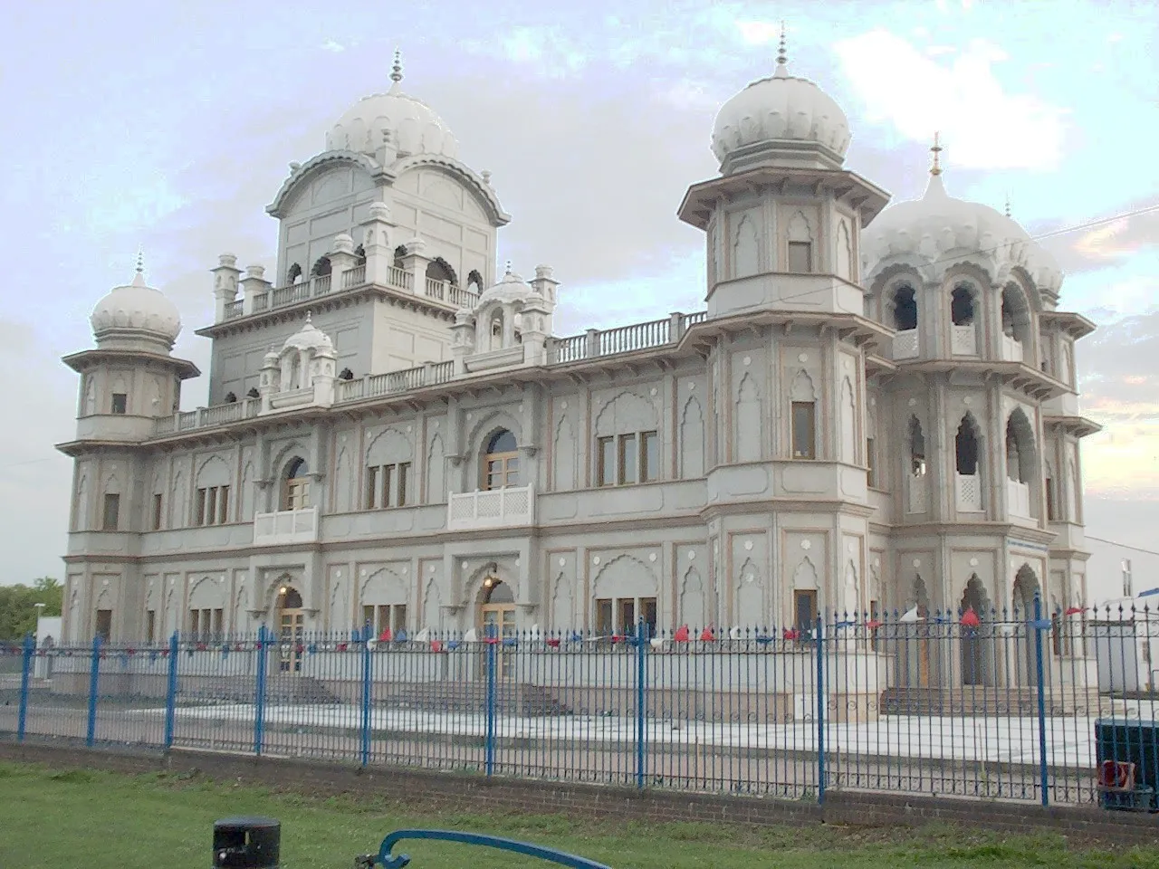 Photo showing: Sikh temple on Ford End Road, Queens Park, Bedford, Bedfordshire.  Picture taken in the evening and lighting adjusted with the Gimp so you can see everything, which is why the lighting is a bit strange.