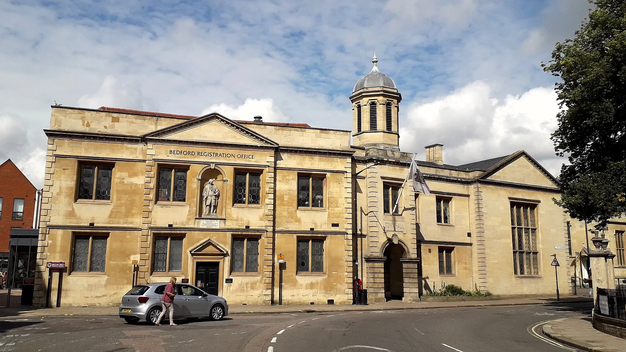 Photo showing: Earliest parts built c. 1550 as part of Bedford Grammar School, bought by council and converted to Town Hall 1892. Council moved to Borough Hall (formerly County Hall) 2009, old Town Hall now used as register office.