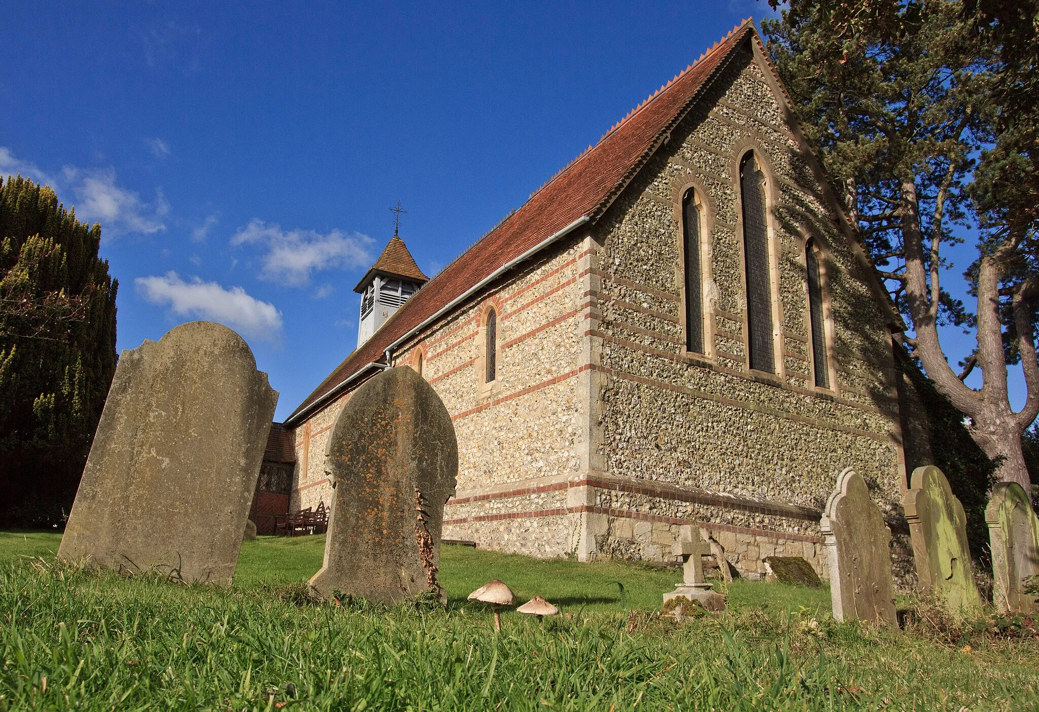 Photo showing: Churchyard