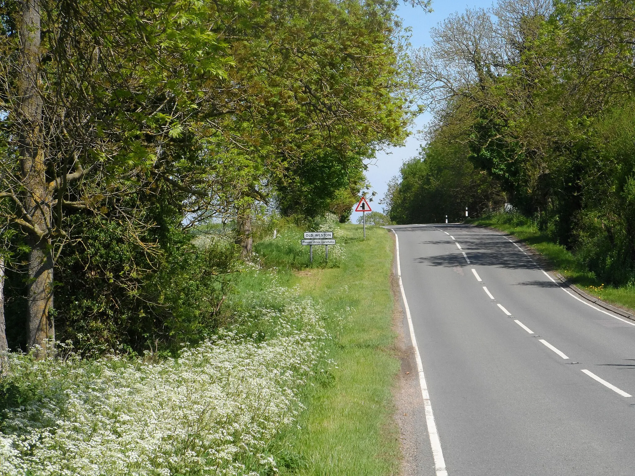 Photo showing: Up the hill into Old Weston