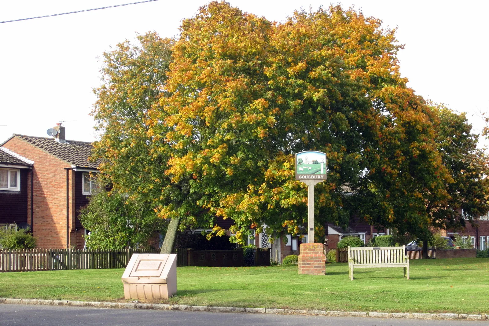 Photo showing: Soulbury village sign and bench
