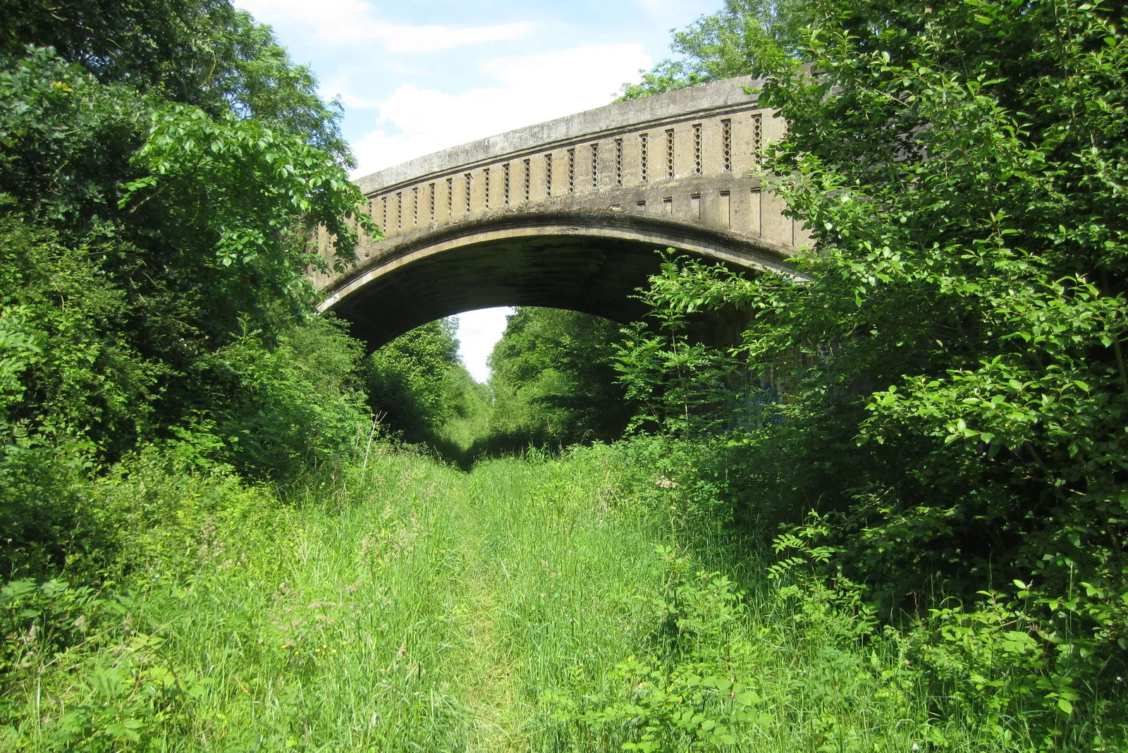 Photo showing: Bridge taking Salden lane over the disused railway