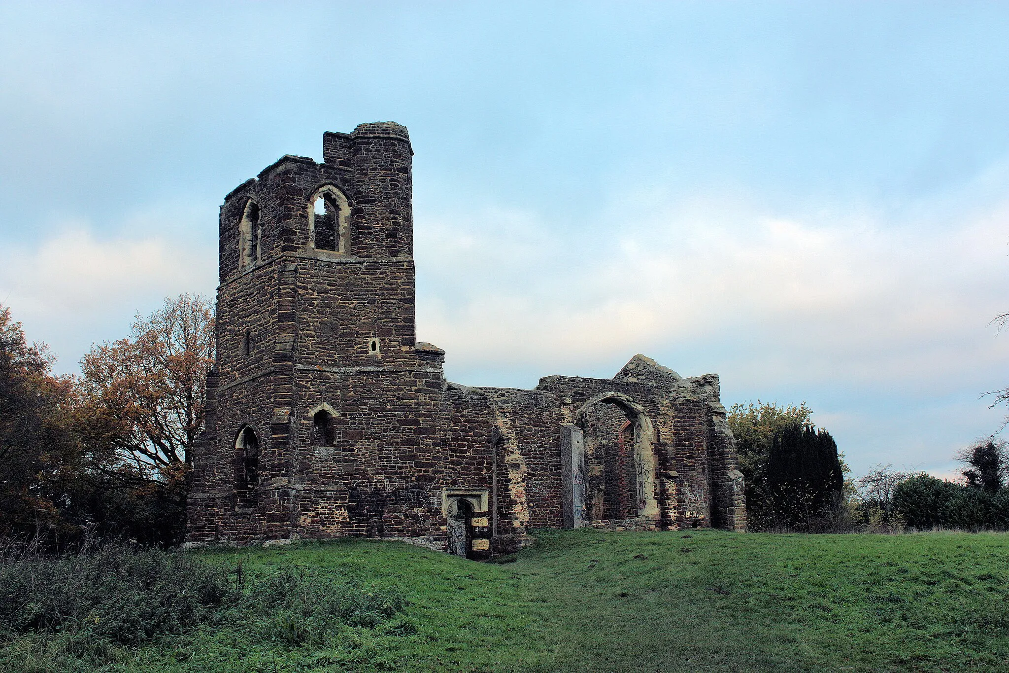 Photo showing: Ruins of St Mary's church, Clophill