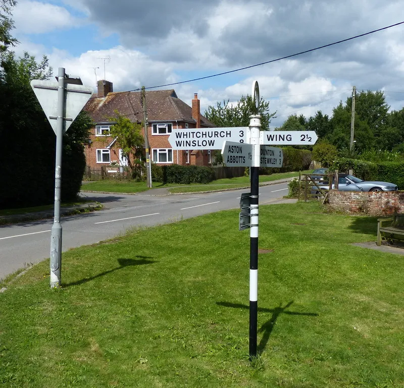 Photo showing: Signpost in the centre of Cublington