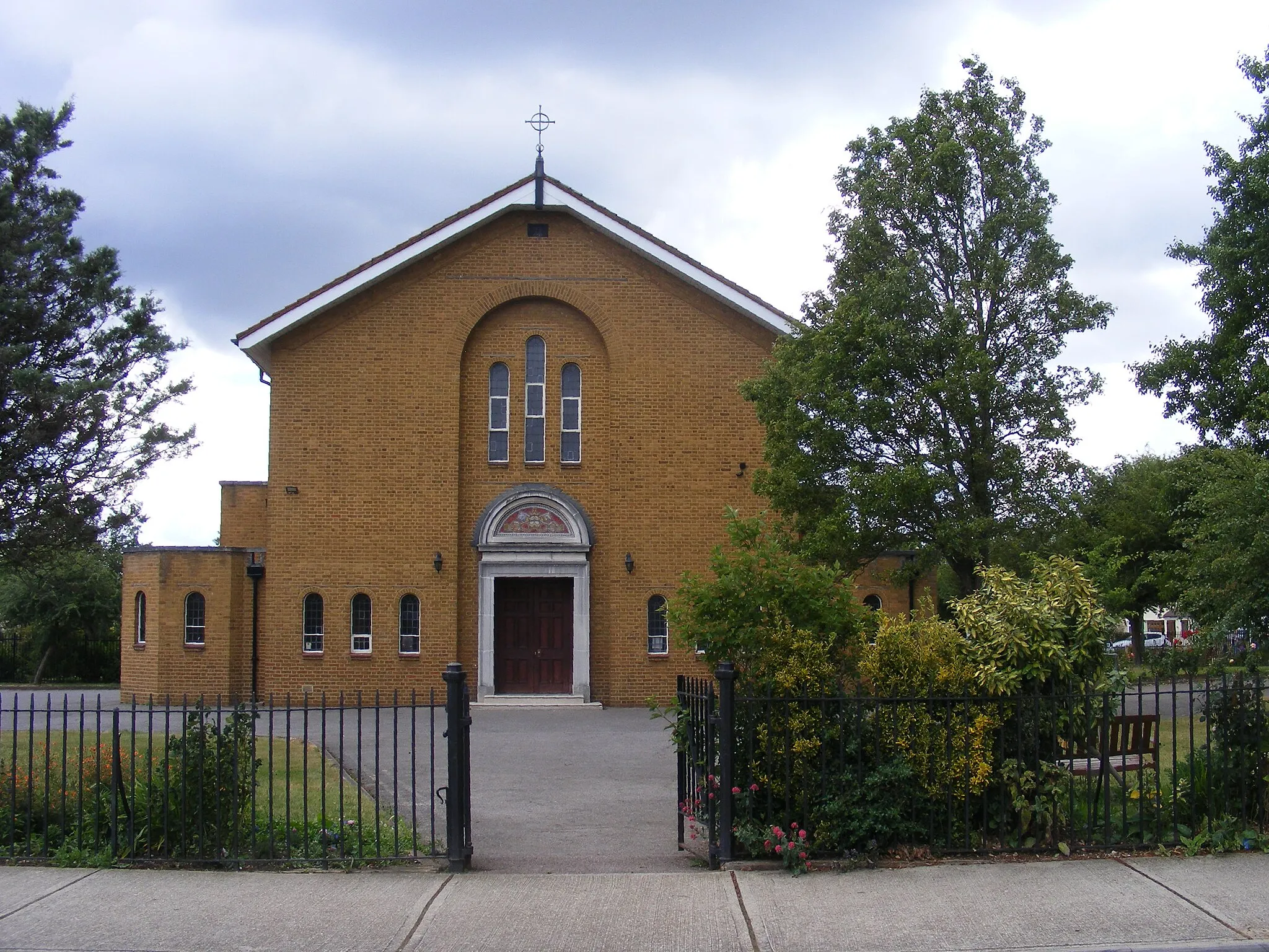 Photo showing: Corpus Christi Church, Collier Row, Corpus Christi 2020,  locked due to Covid-19