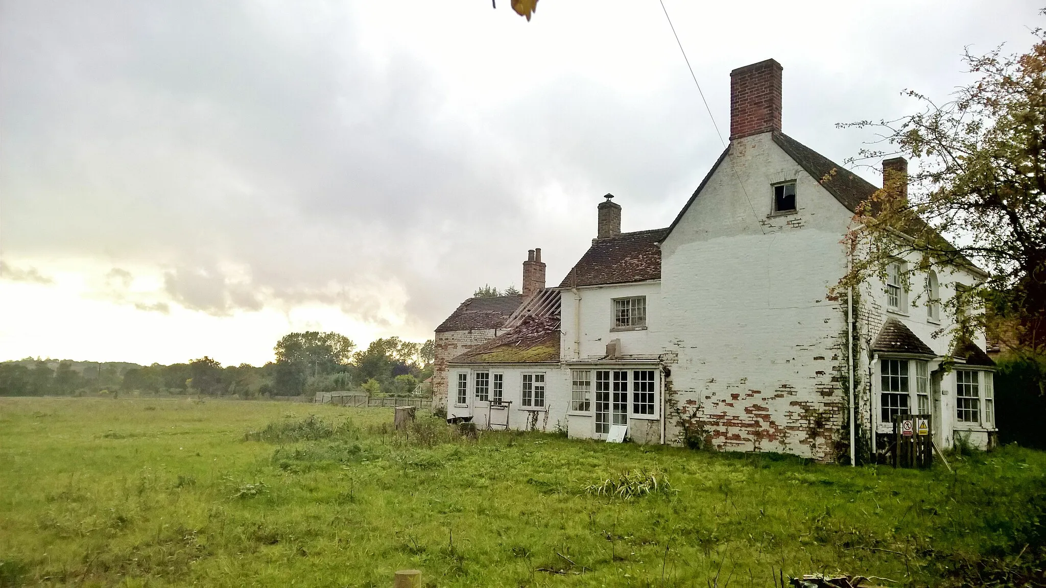 Photo showing: Derelict house at Stonely