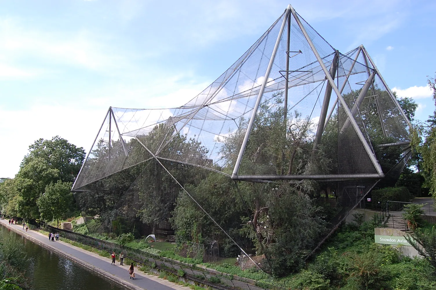 Photo showing: Snowdon Aviary at London Zoo, England. Designed by Cedric Price and Frank Newby.