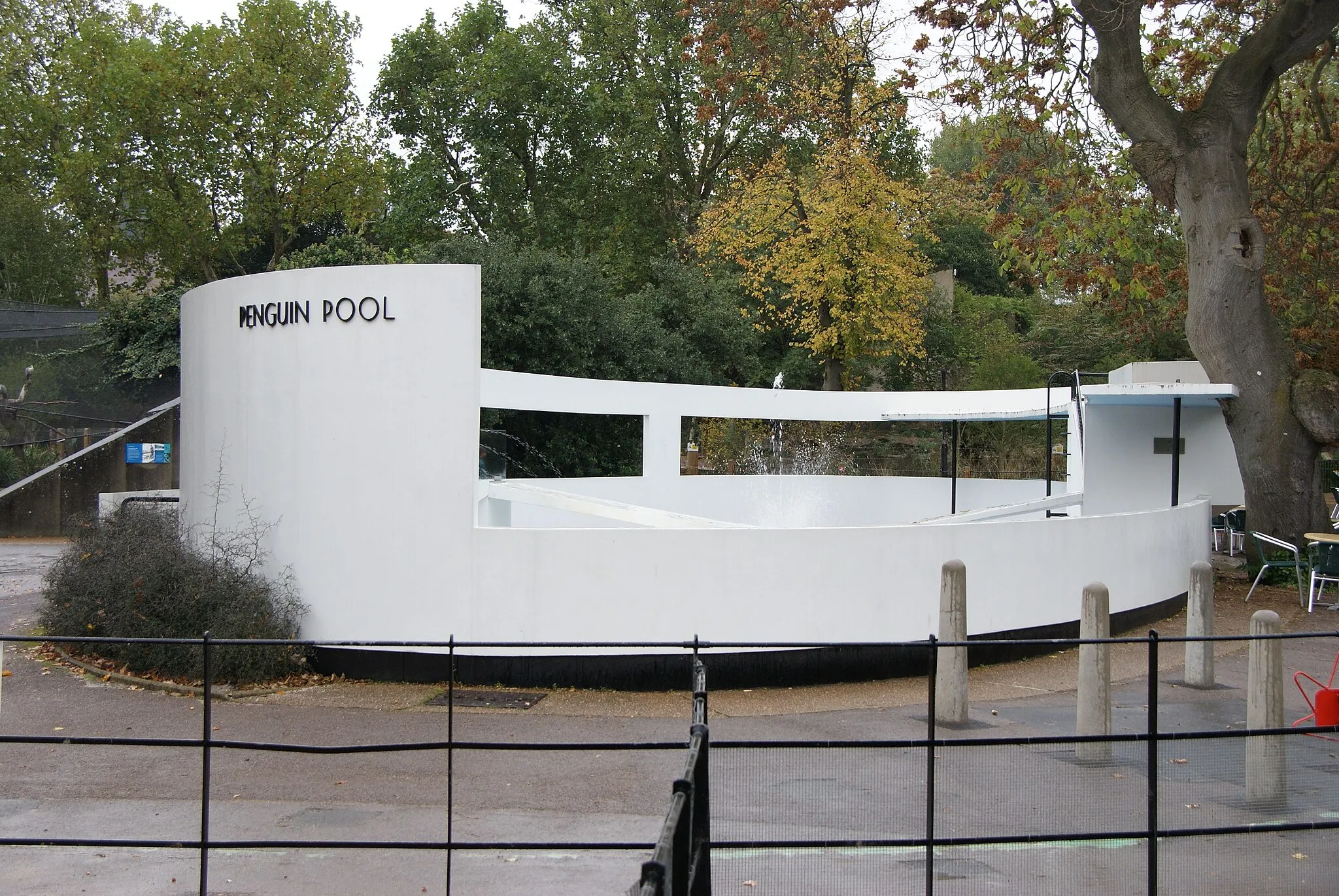 Photo showing: Grade 1 listed Penguin pool, London Zoo, England. Now a water feature and not used to keep Penguins.