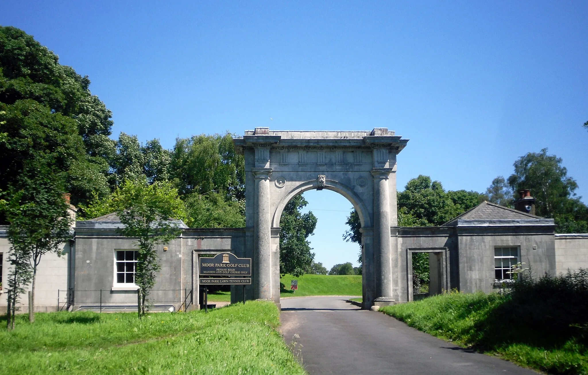 Photo showing: Gateway to Moor Park