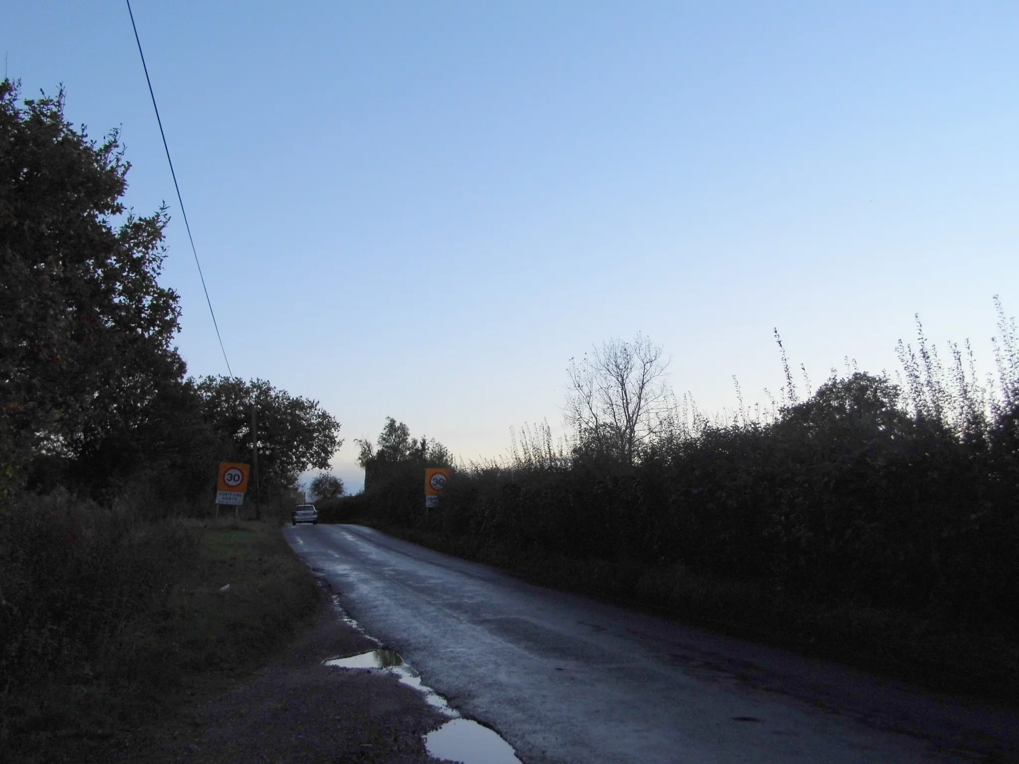 Photo showing: Entering Hertford Heath on Downfield Road