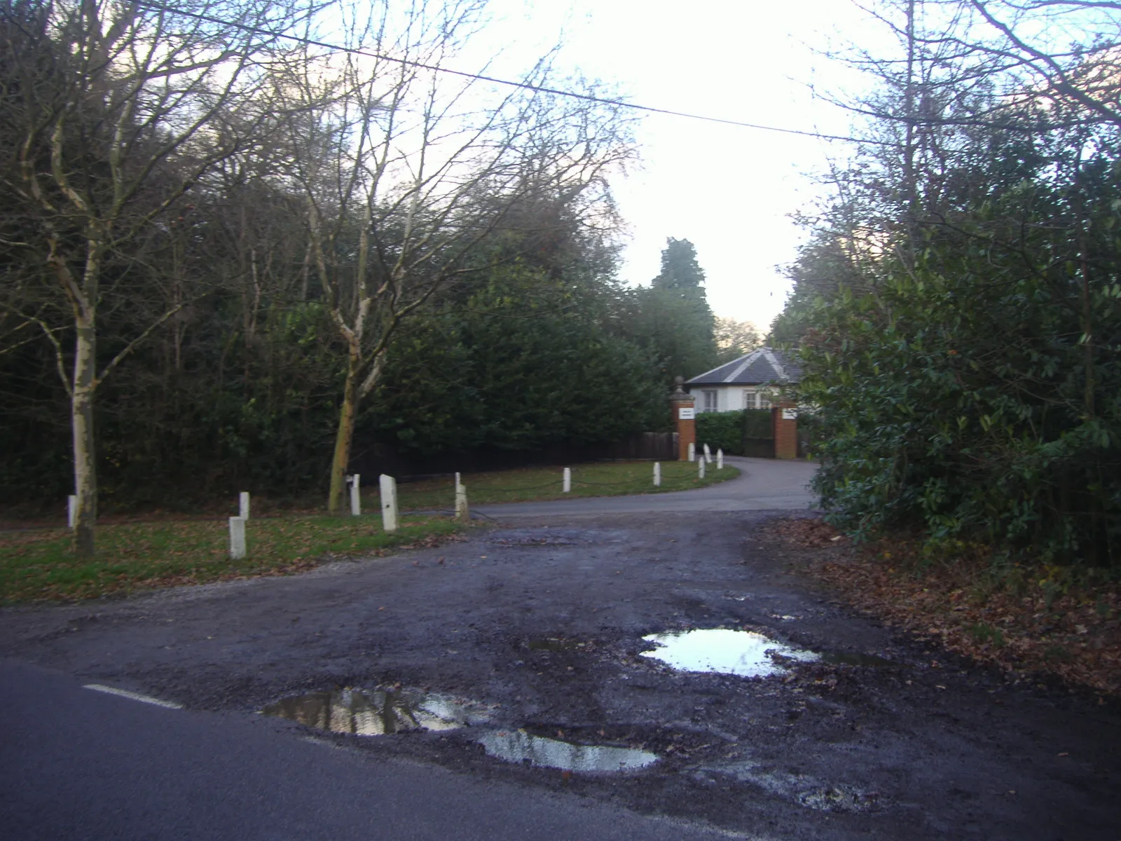 Photo showing: Gatehouse of High Canons, Well End.