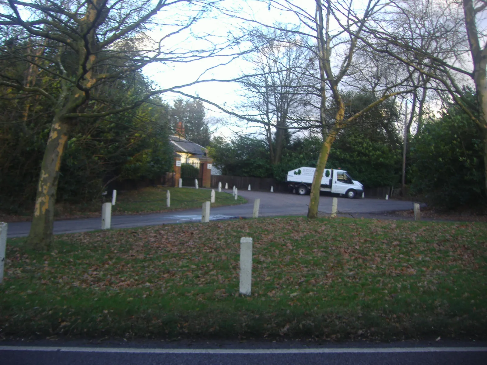 Photo showing: Gatehouse of High Canons, Well End.