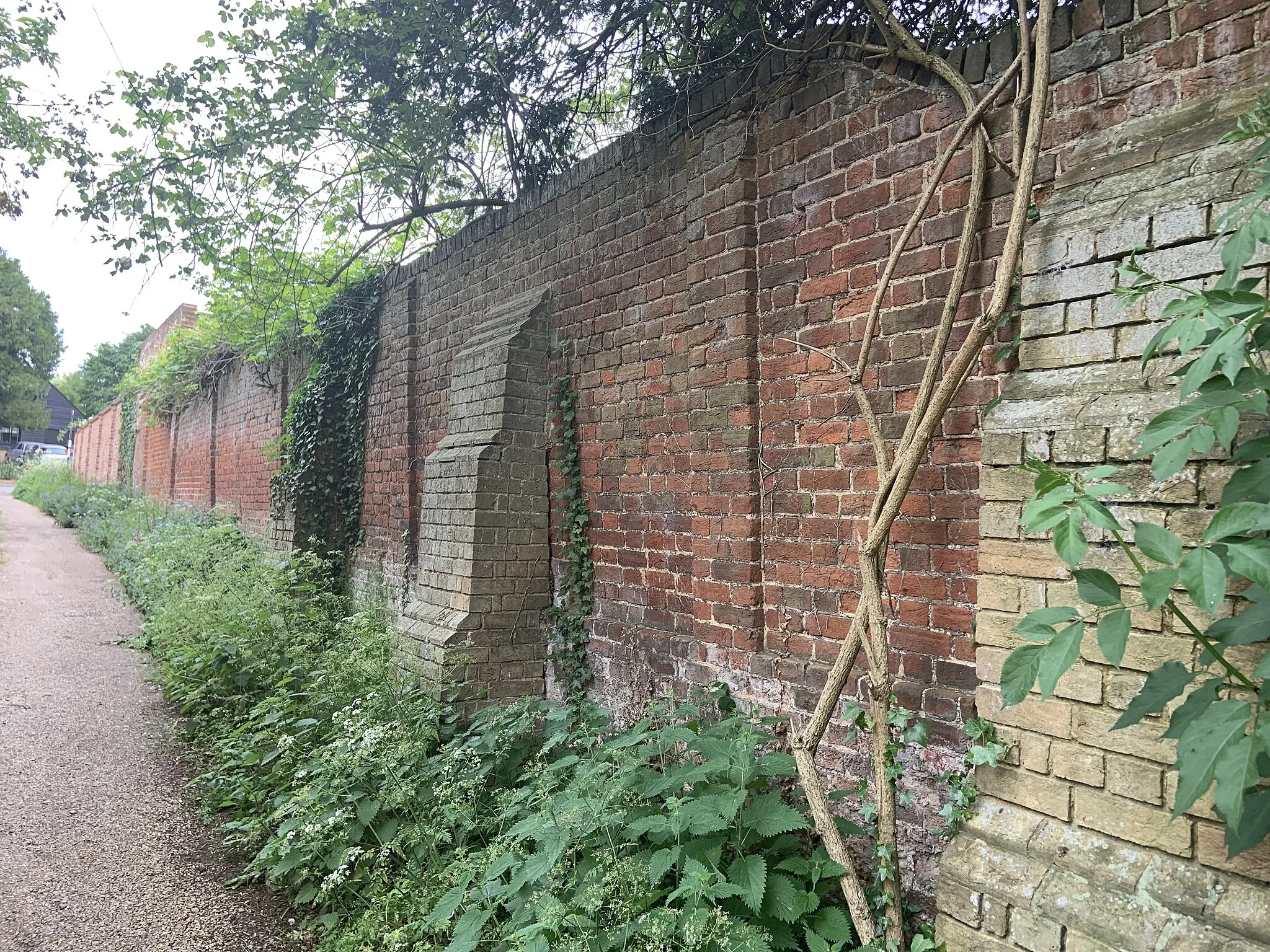 Photo showing: Grade-II listed wall to The Old Vicarage, Church Street, Great Gransden, Huntingdonshire