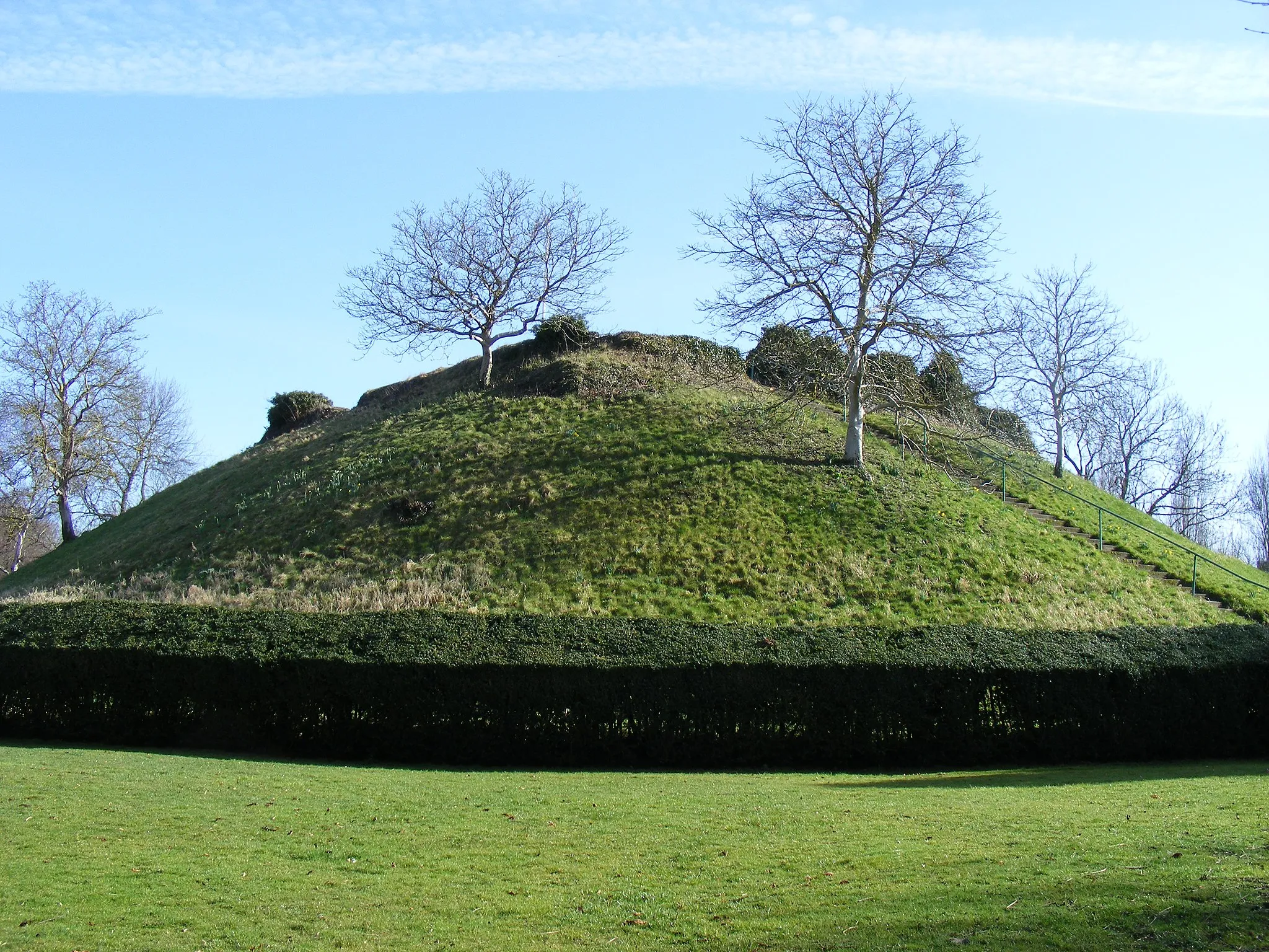 Photo showing: Waytemore Castle, Bishop' s Stortford This large earth mound is all that remains of the castle.