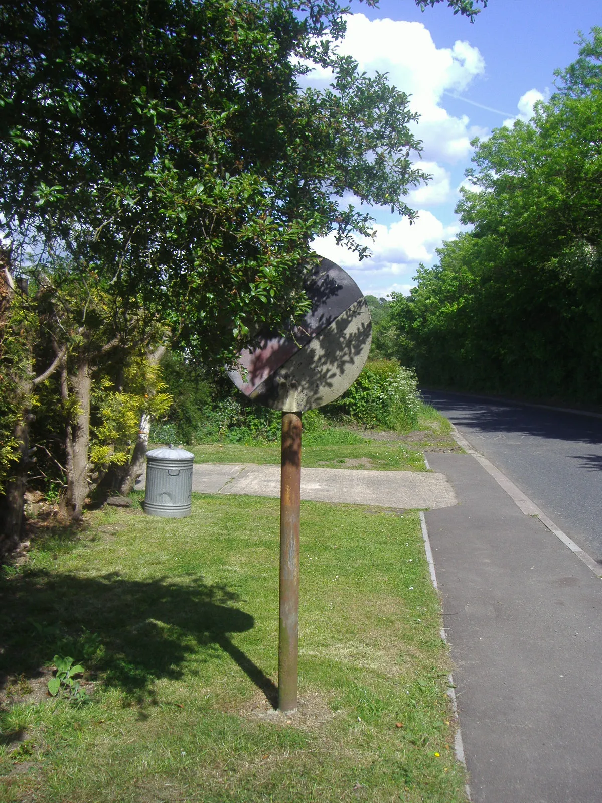 Photo showing: Old derestricted sign on Swanley Bar Lane