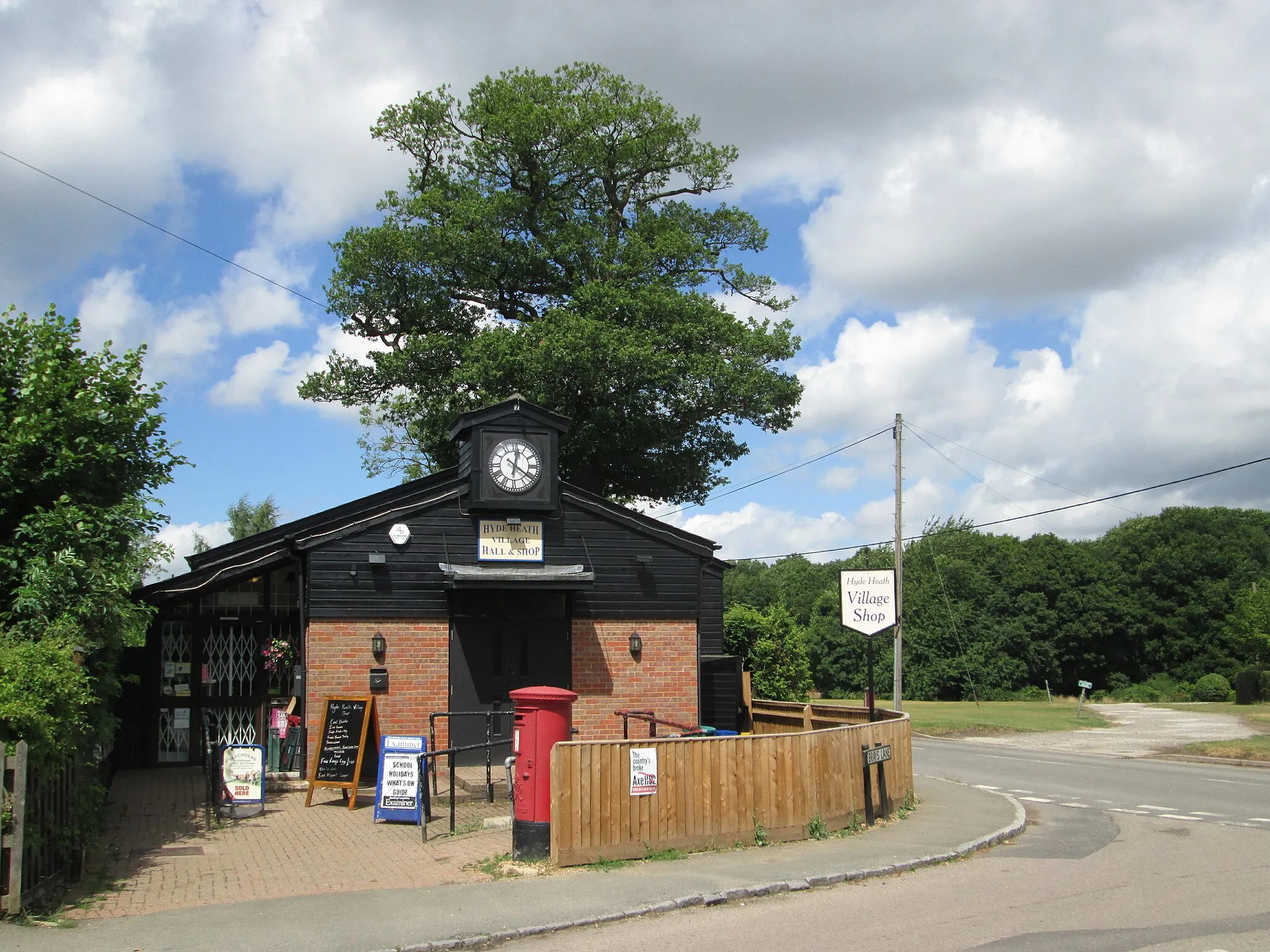 Photo showing: Village store, Hyde Heath