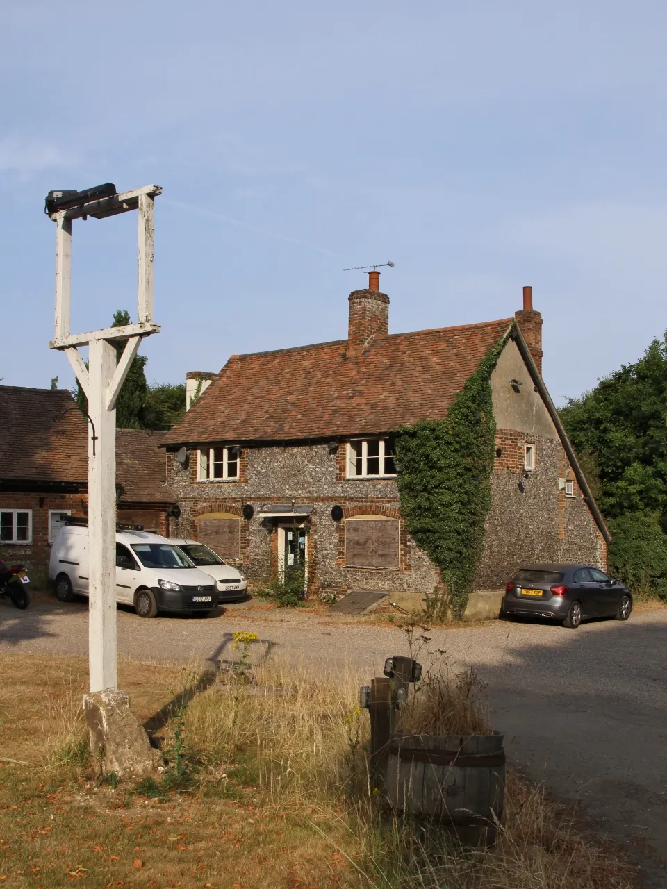 Photo showing: The Crown pub, Gallowstree Hill, Nuffield Common, Oxfordshire, seen from the east