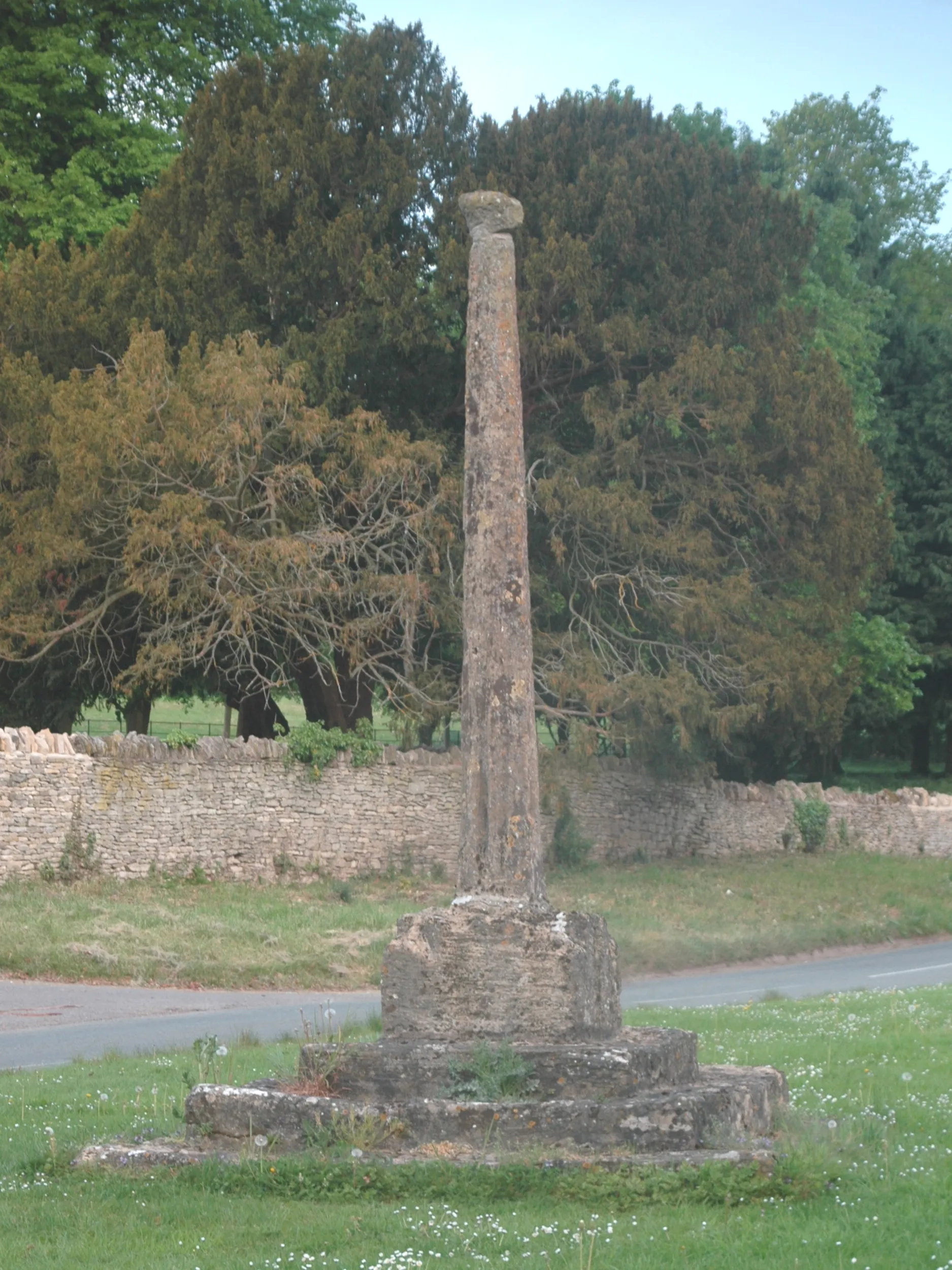 Photo showing: 13th century preaching cross at Woodeaton, Oxfordshire