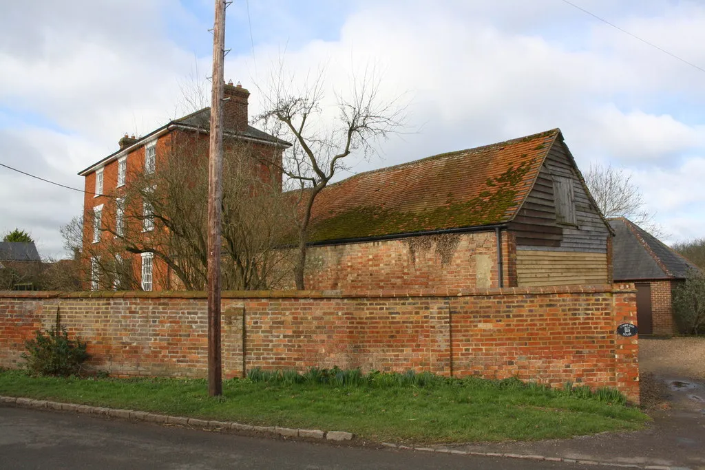 Photo showing: 'Lower End House' and outbuilding, Winslow Road