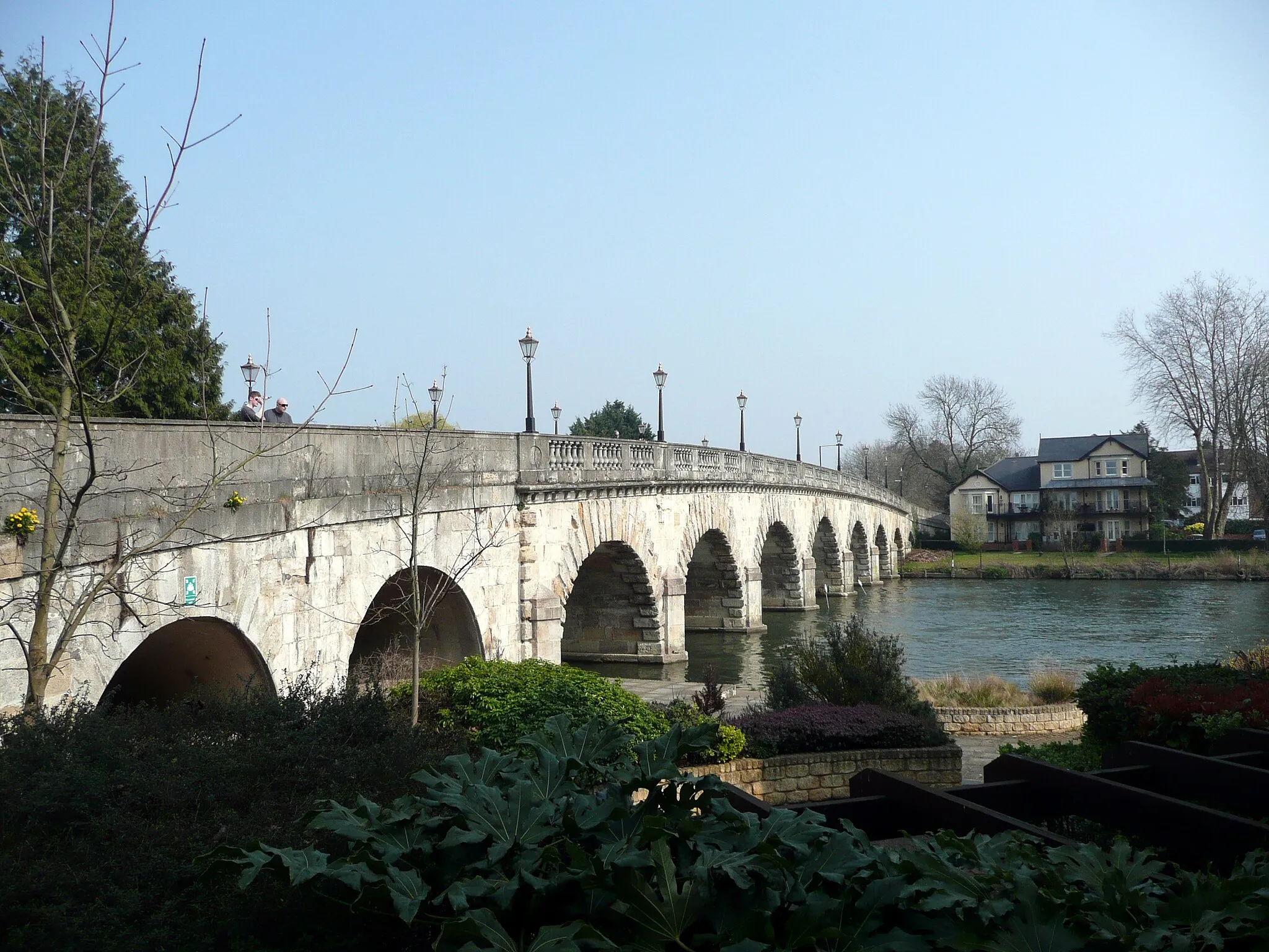 Photo showing: Bridge over the River Thames in Maidenhead. Designed by Sir Robert Taylor and built 1772-7. Thirteen arches of Portland stone.