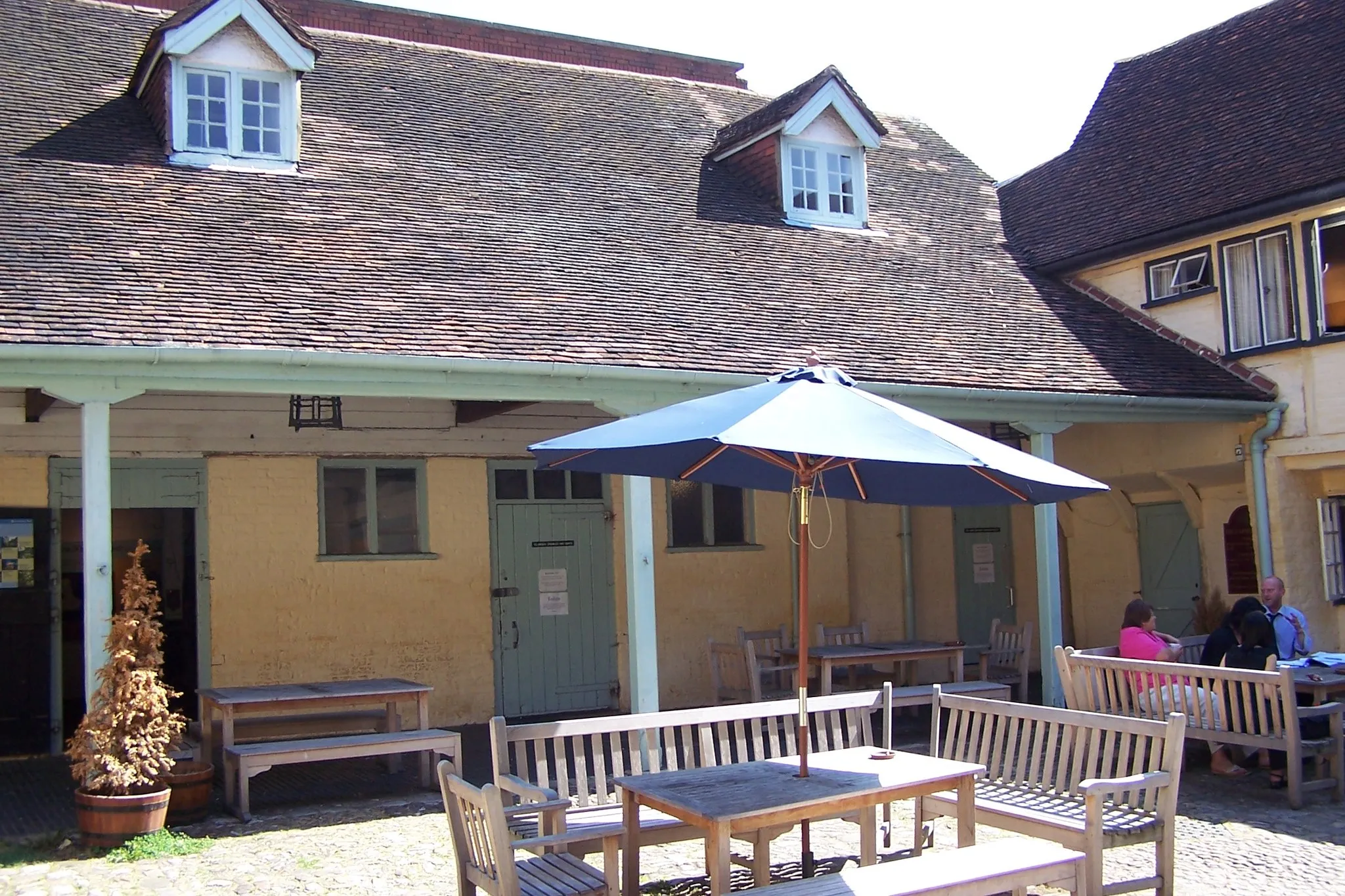 Photo showing: King's Head Inn in Aylesbury, courtyard. The pub was originally built in the 15th century and is now operated by National Heritage